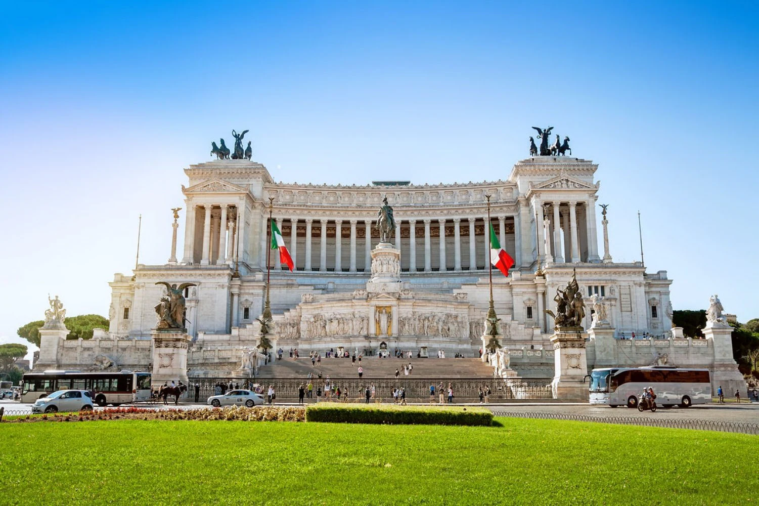 Vista frontal e aberta do Vittoriano em plena Piazza Venezia. É a melhor foto para entender a escala