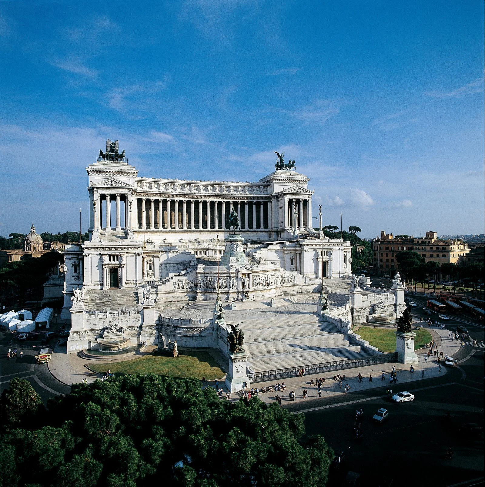 Vista elevada do conjunto, mostrando o Vittoriano inteiro e parte da cidade ao redor. Esse ângulo de