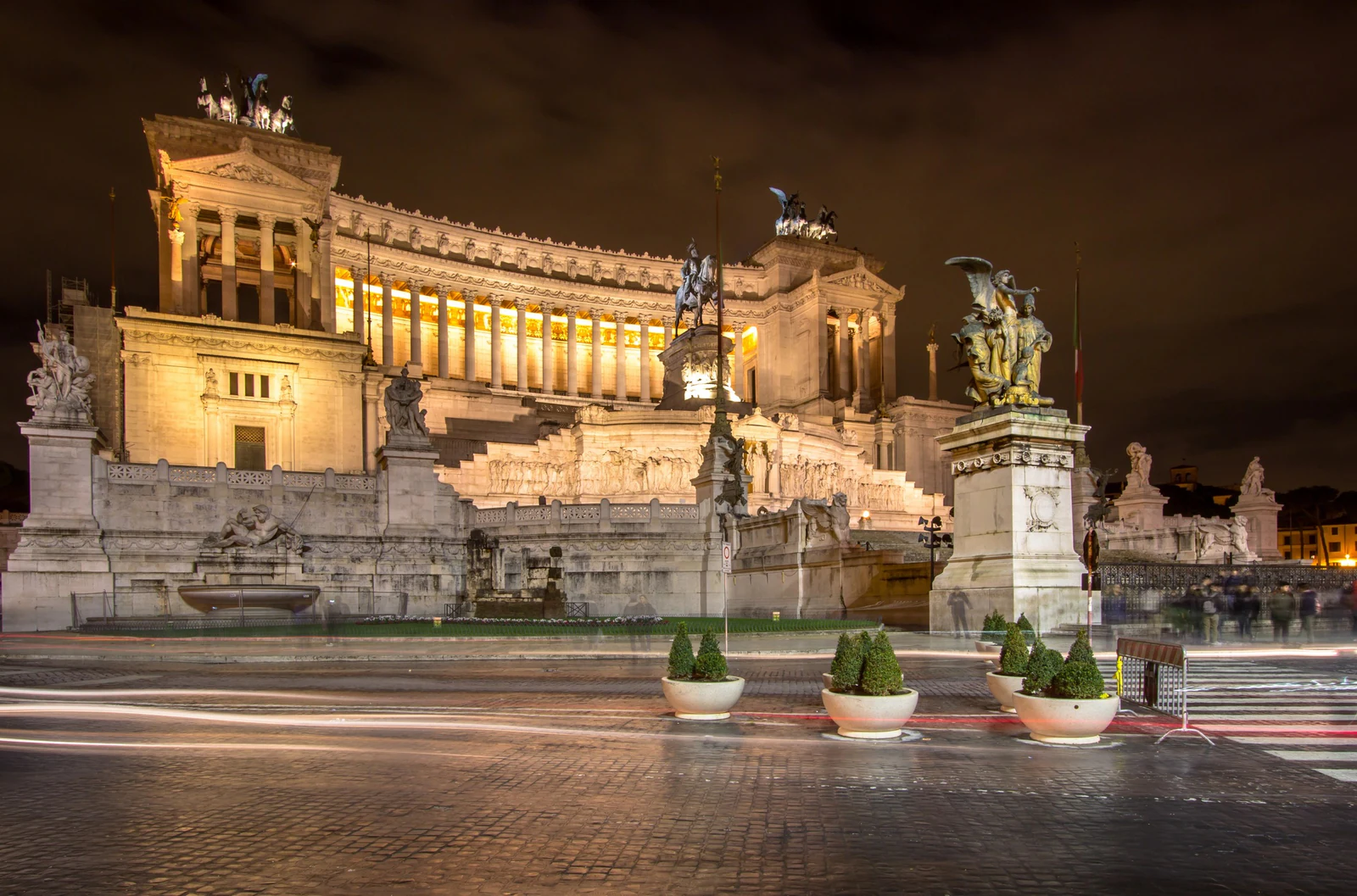 O Vittoriano à noite, iluminado em dourado. Vale guardar essa imagem porque o monumento muda bastant