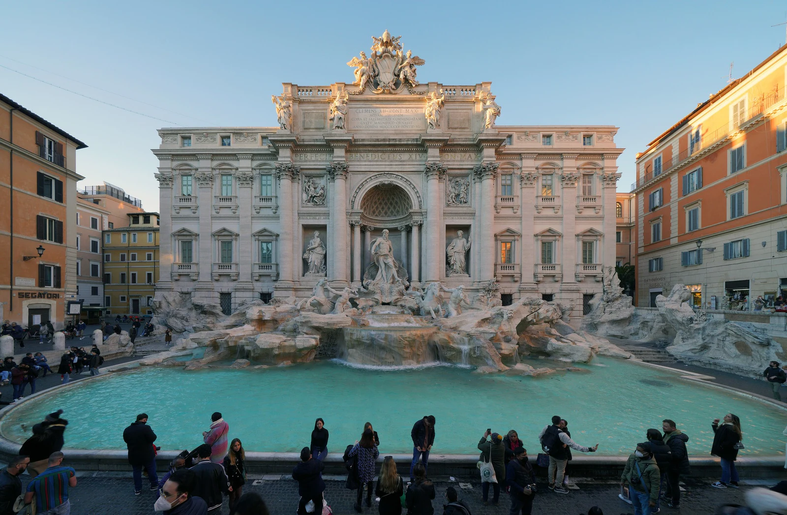 Trevi em uma vista frontal mais aberta, com a praça inteira aparecendo. É uma das melhores imagens p