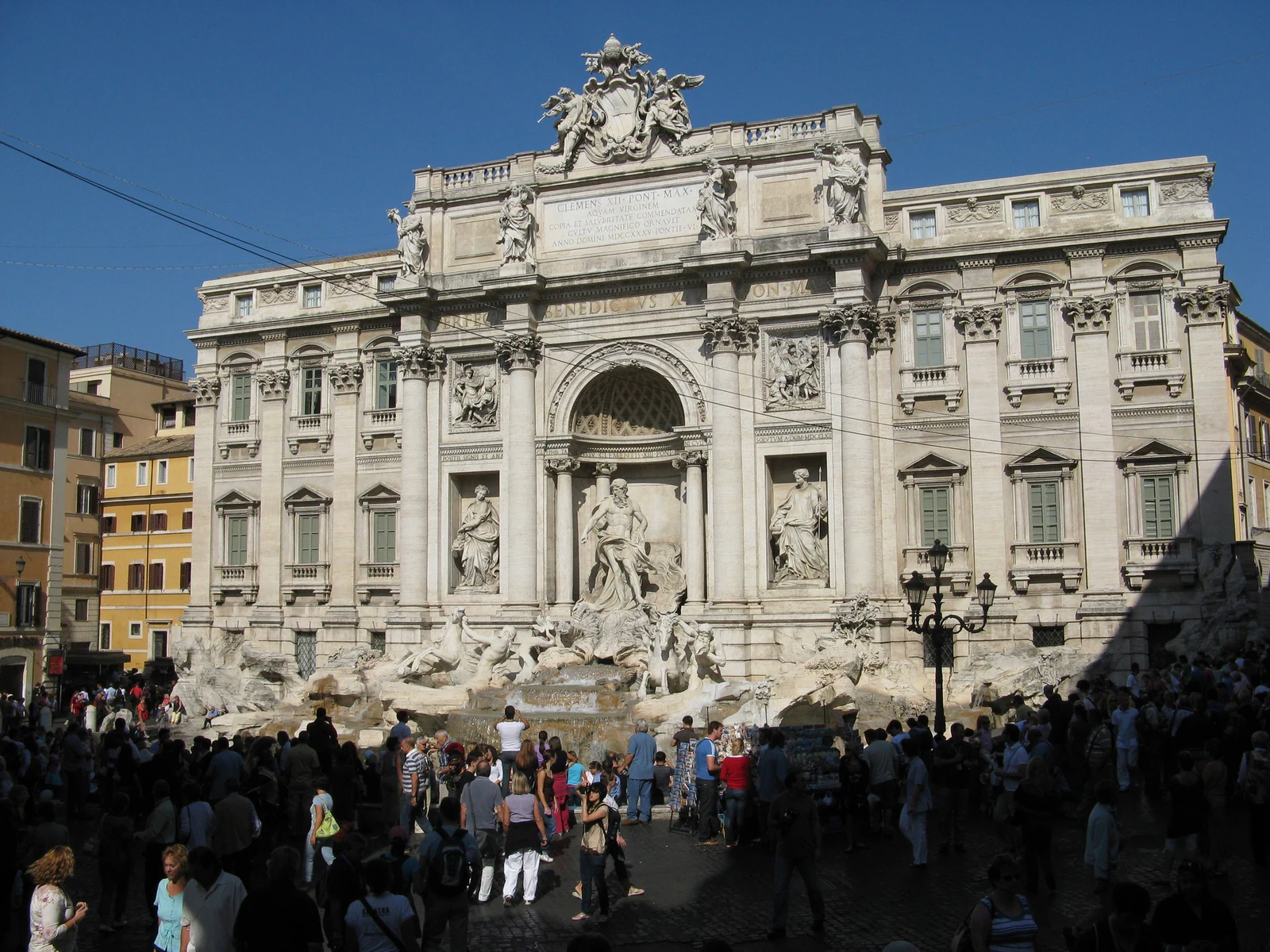 Trevi com bastante contexto da praça e das pessoas ao redor. Essa imagem é útil para calibrar expect