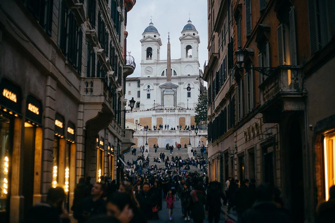 A escadaria inteira como panorama completo, ligando a praça à Trinità dei Monti.