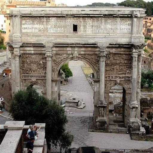 O Arco de Septímio Severo mais de perto. Vale a foto porque ajuda a dar rosto a um dos elementos mai