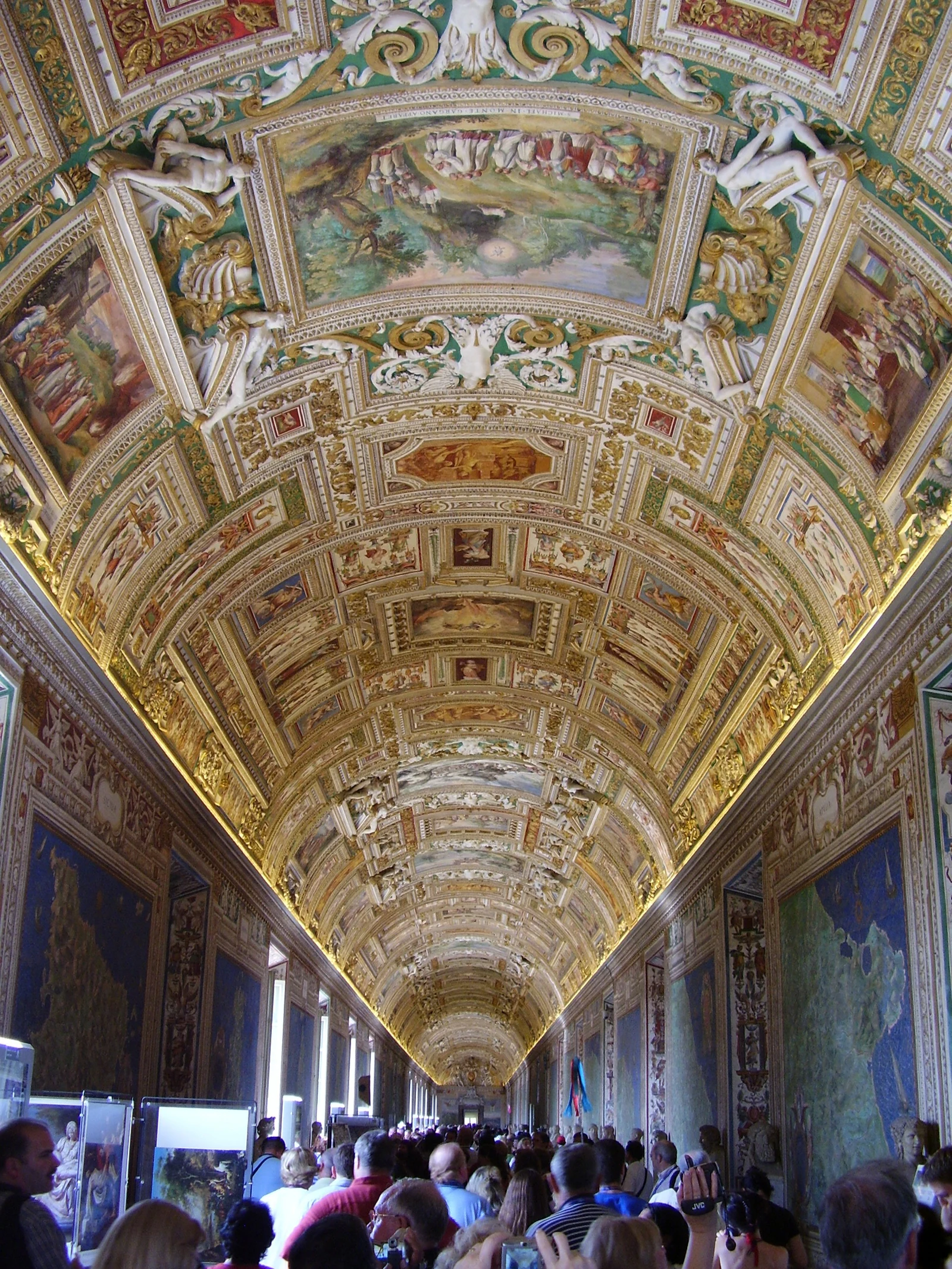 Galeria dos Mapas: o corredor é uma das partes mais visualmente impressionantes dos Museus Vaticanos. O teto d