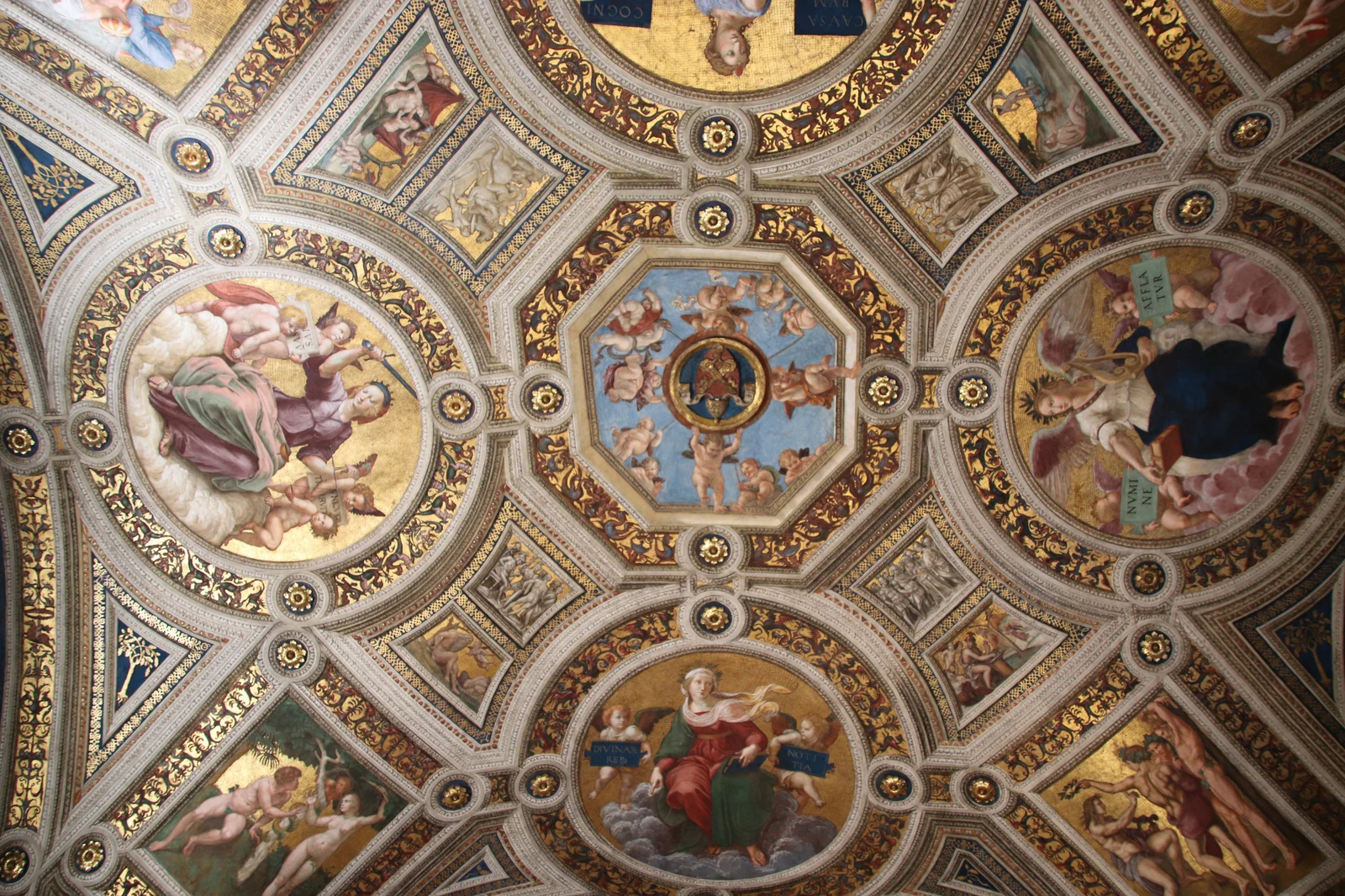 Teto das Stanze di Raffaello. Esta foto ajuda a entender por que o Vaticano não é &ldquo;um museu com algumas obras 