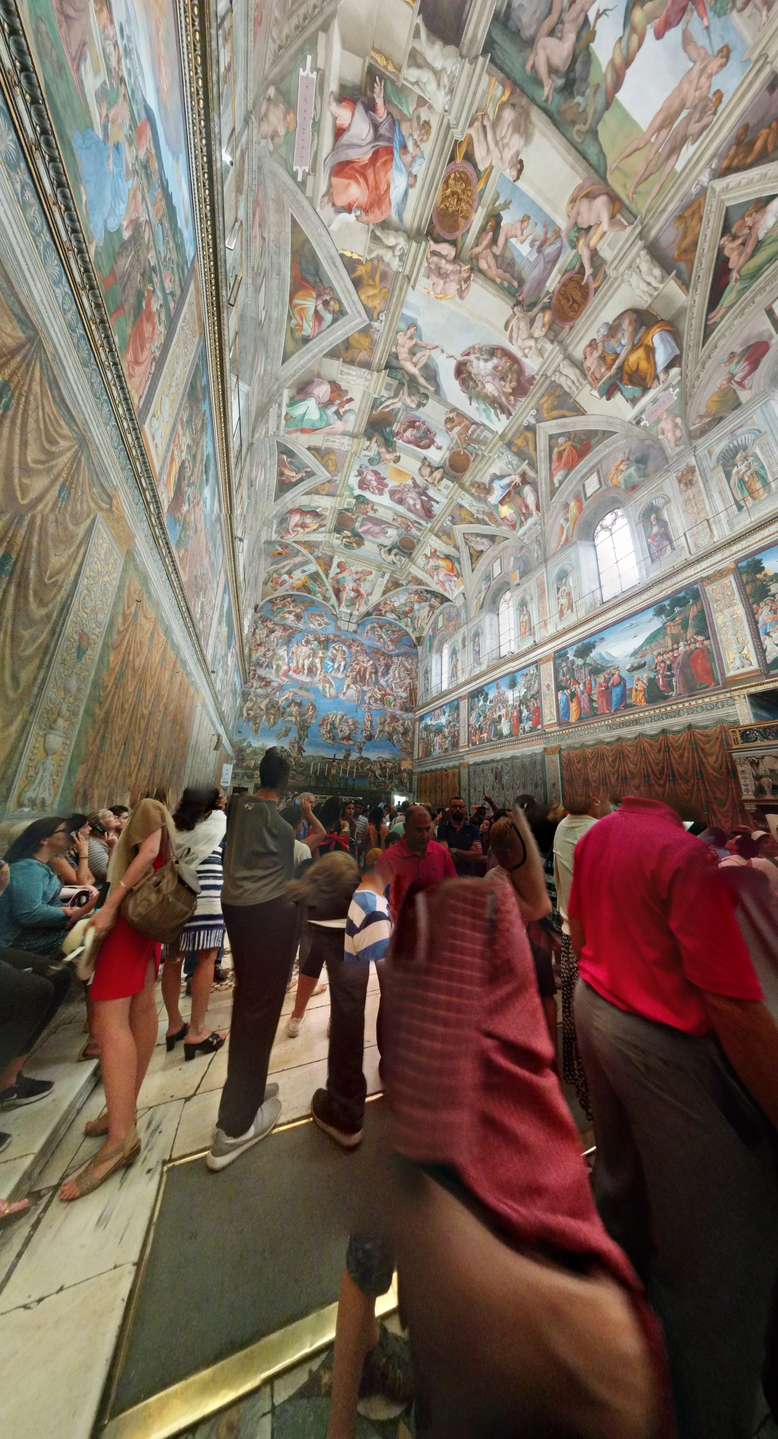Capela Sistina vista como espaço inteiro. Esta imagem é importante porque mostra algo que fotos isoladas não m