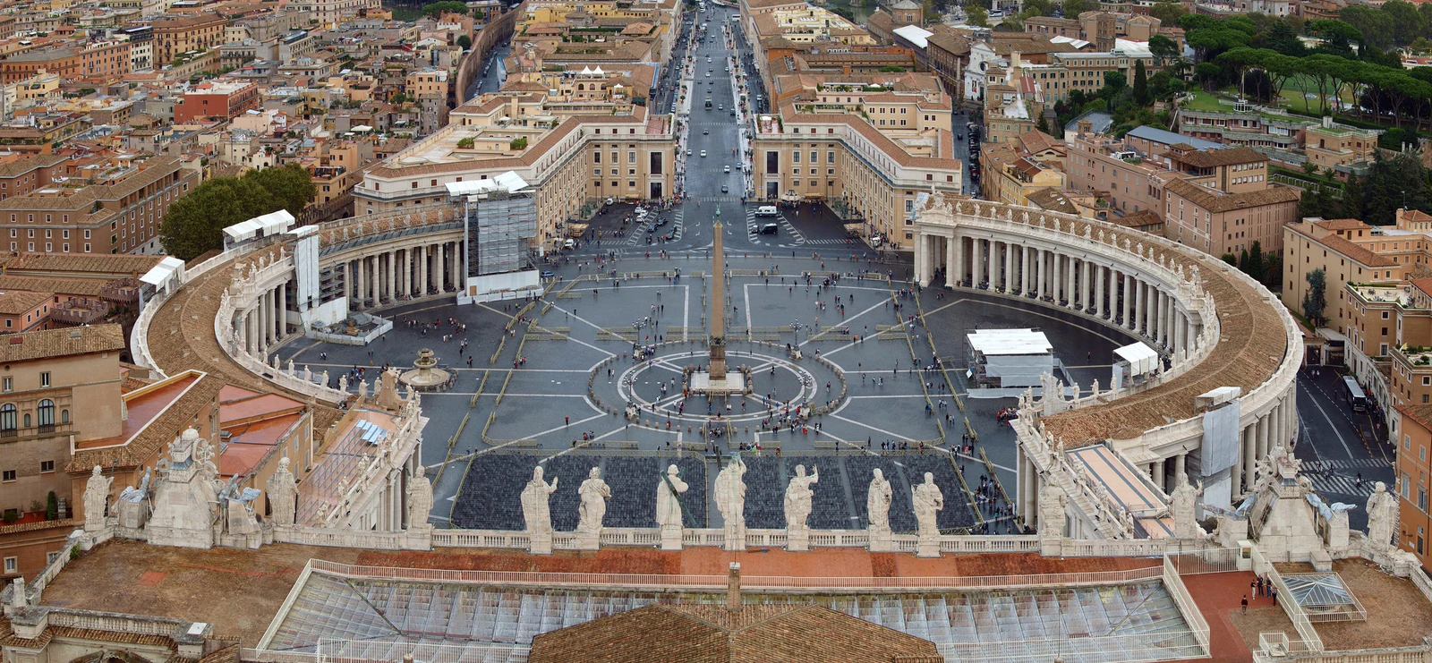 Piazza San Pietro vista do alto da cúpula. Essa foto é muito útil porque mostra o desenho elíptico de Bernini,