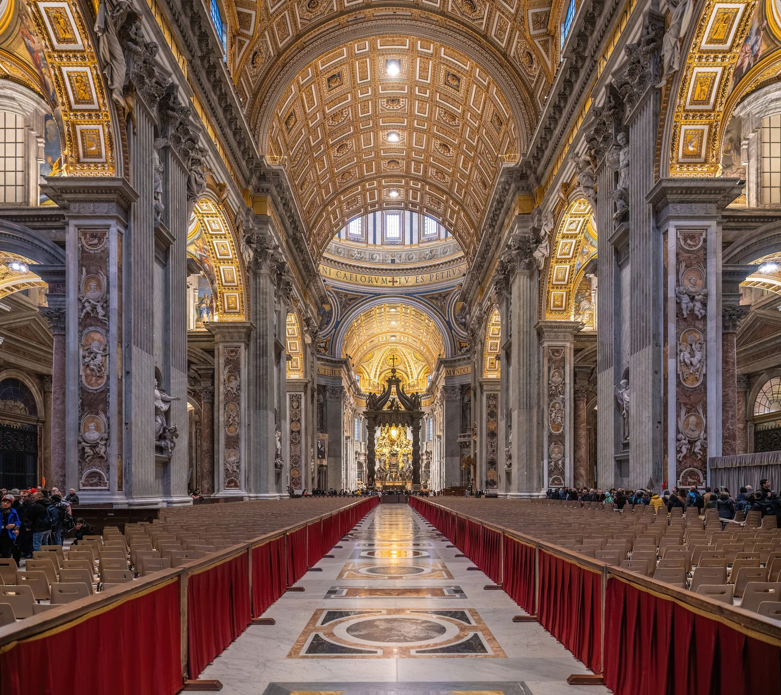 A nave central vista em profundidade. Aqui dá para entender por que o interior parece tão gigantesco: o piso, 