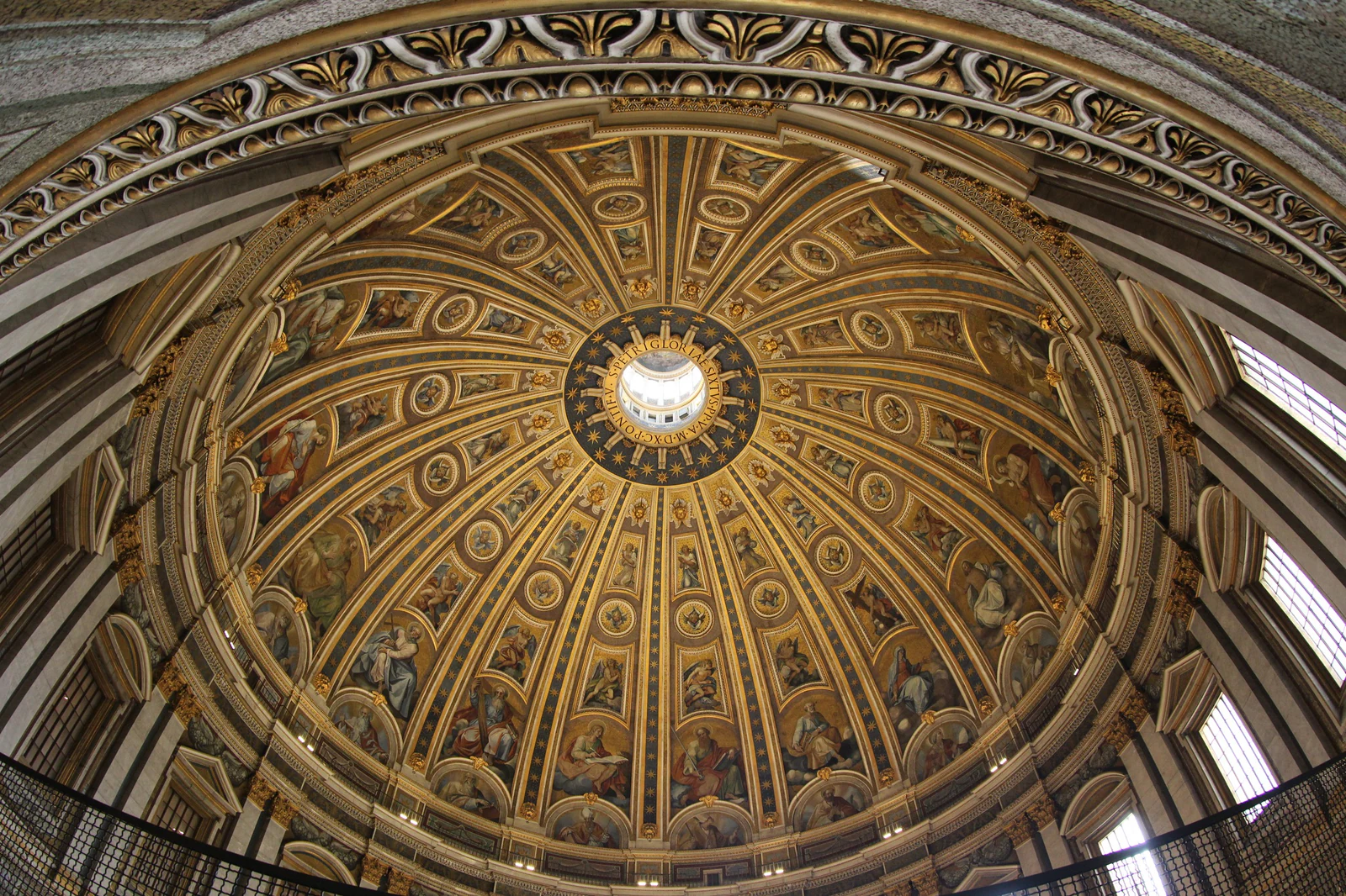 A cúpula vista por dentro. Este é um dos momentos visuais mais fortes da basílica e ajuda a perceber a escala 