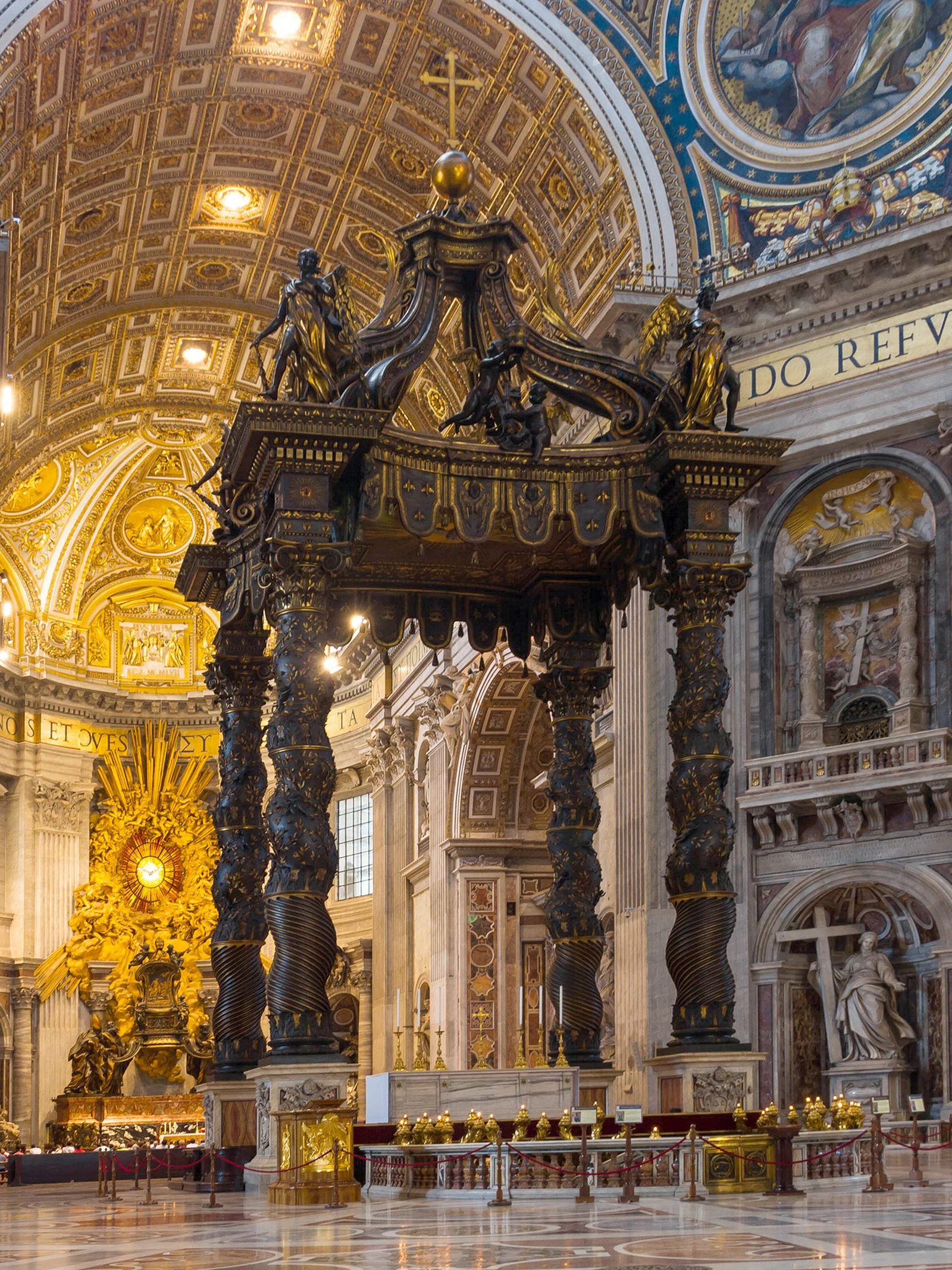 O Baldacchino de Bernini sobre o altar papal. As colunas salomônicas de bronze parecem leves apesar da escala 