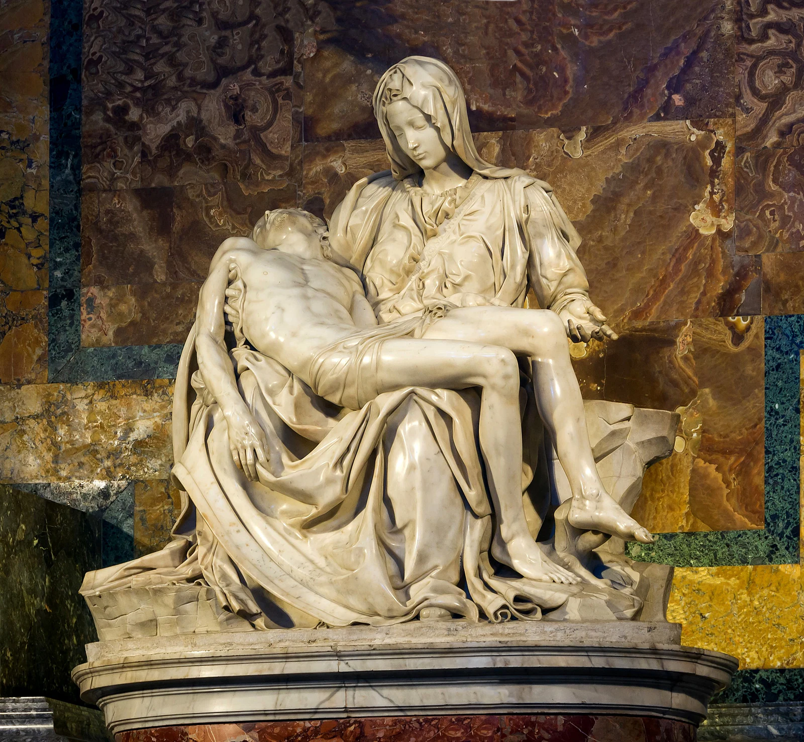 A Pietà de Michelangelo. Vale olhar o contraste entre o corpo pesado de Cristo e a serenidade de Maria, além d