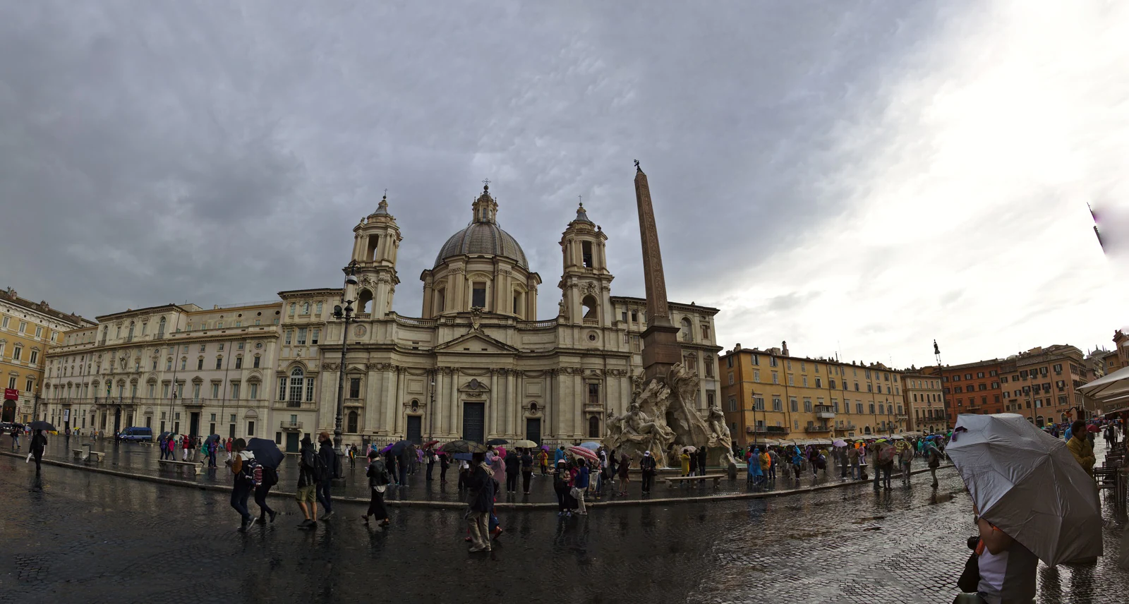 Panorama amplo de Piazza Navona. Esta é a imagem mais útil para entender o formato comprido da praça, herdado do antigo 