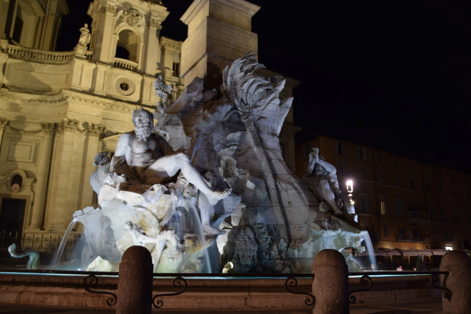 Detalhe noturno da Fontana dei Quattro Fiumi. Aqui vale olhar para as figuras dos grandes rios e para a forma quase teat
