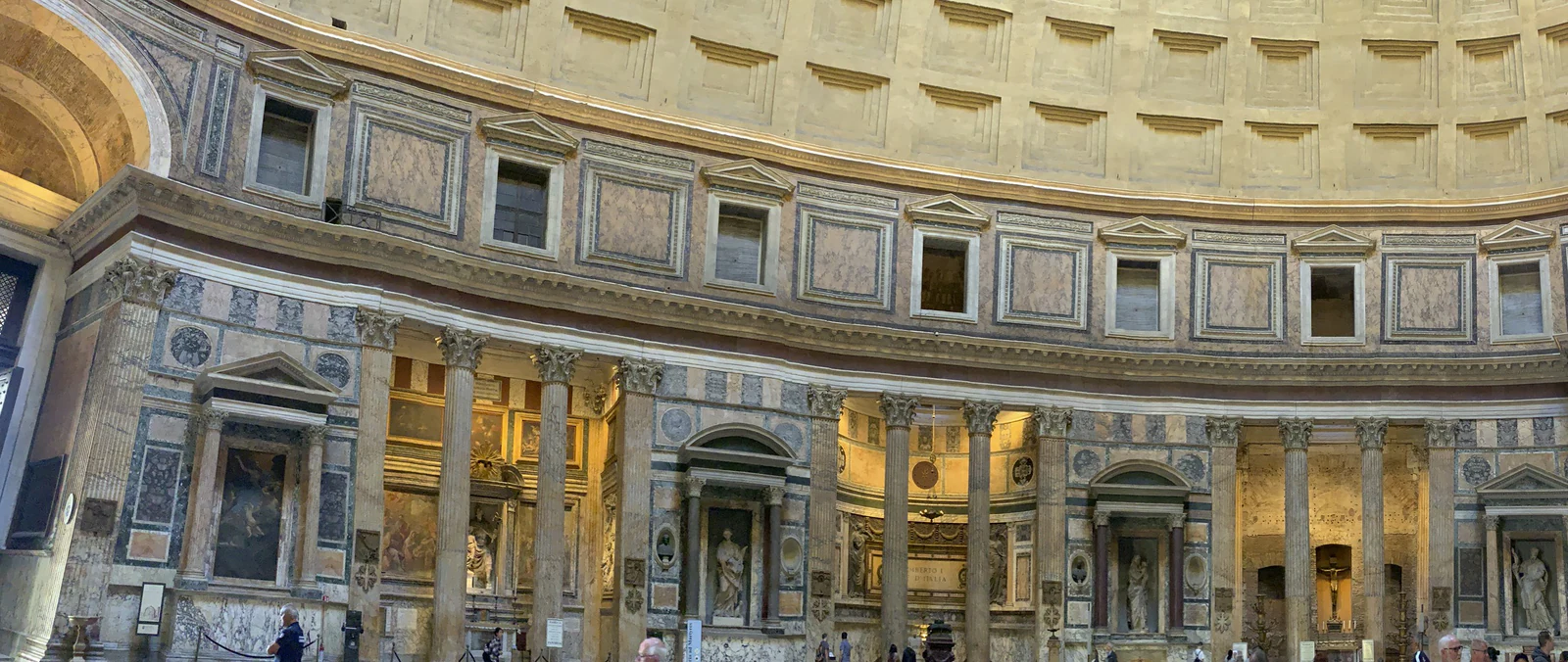 Panorama horizontal do interior inteiro. Esta é a melhor imagem para perceber que o Pantheon não é só a cúpula