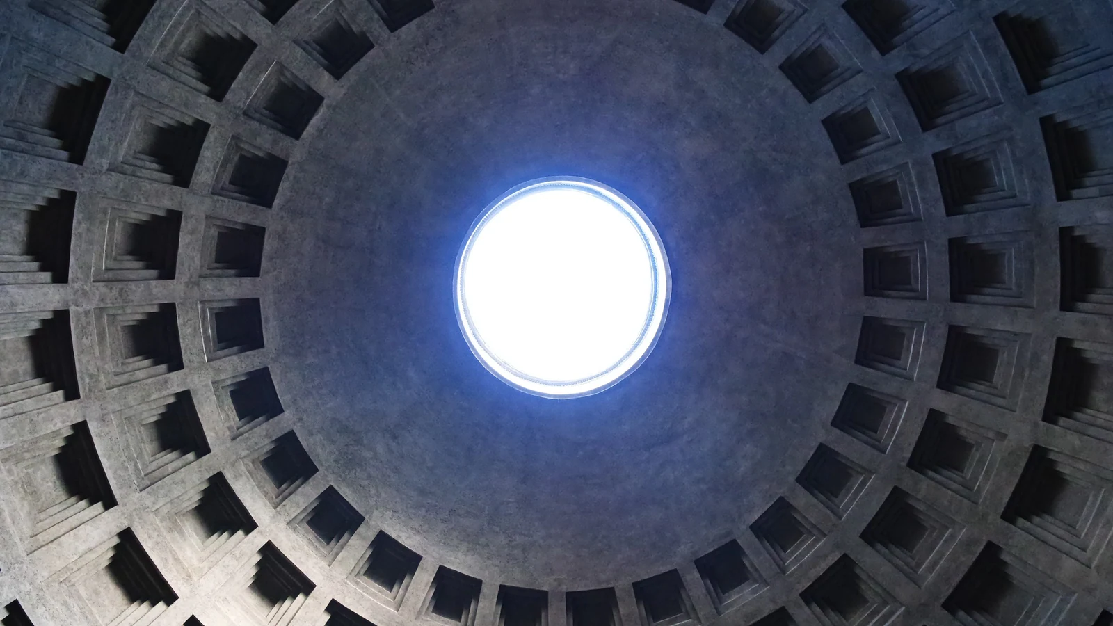 O óculo visto praticamente de frente. É o único ponto de luz natural direta da cúpula e transforma o teto numa