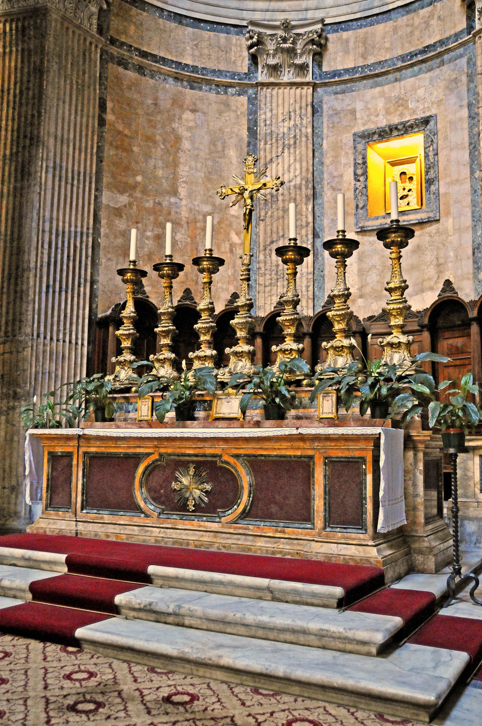 O altar-mor lembra uma coisa fácil de esquecer quando se olha só para a engenharia romana: o Pantheon funciona