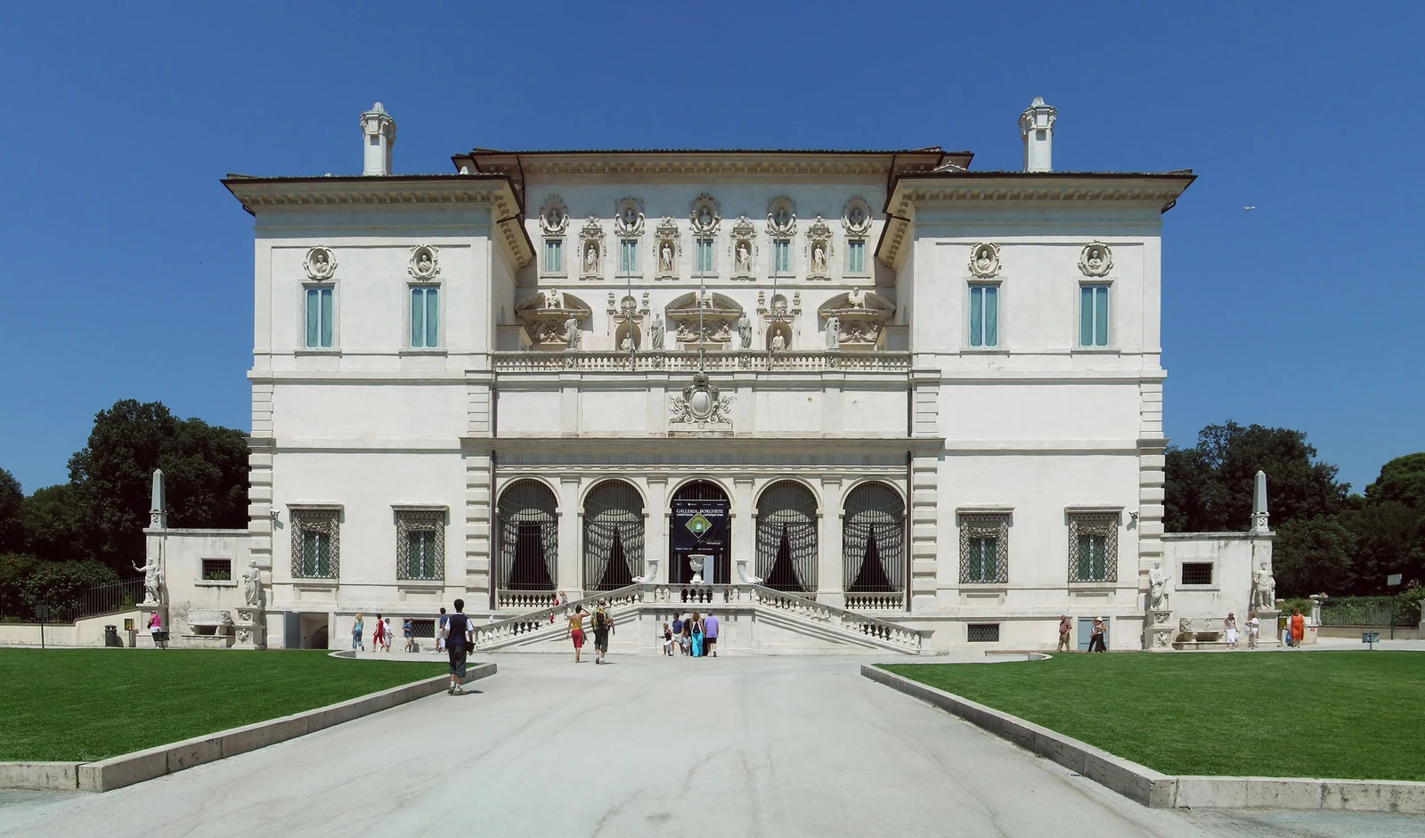 A fachada da Galleria Borghese já mostra o tom da visita: uma villa aristocrática relativamente compacta, muito diferent