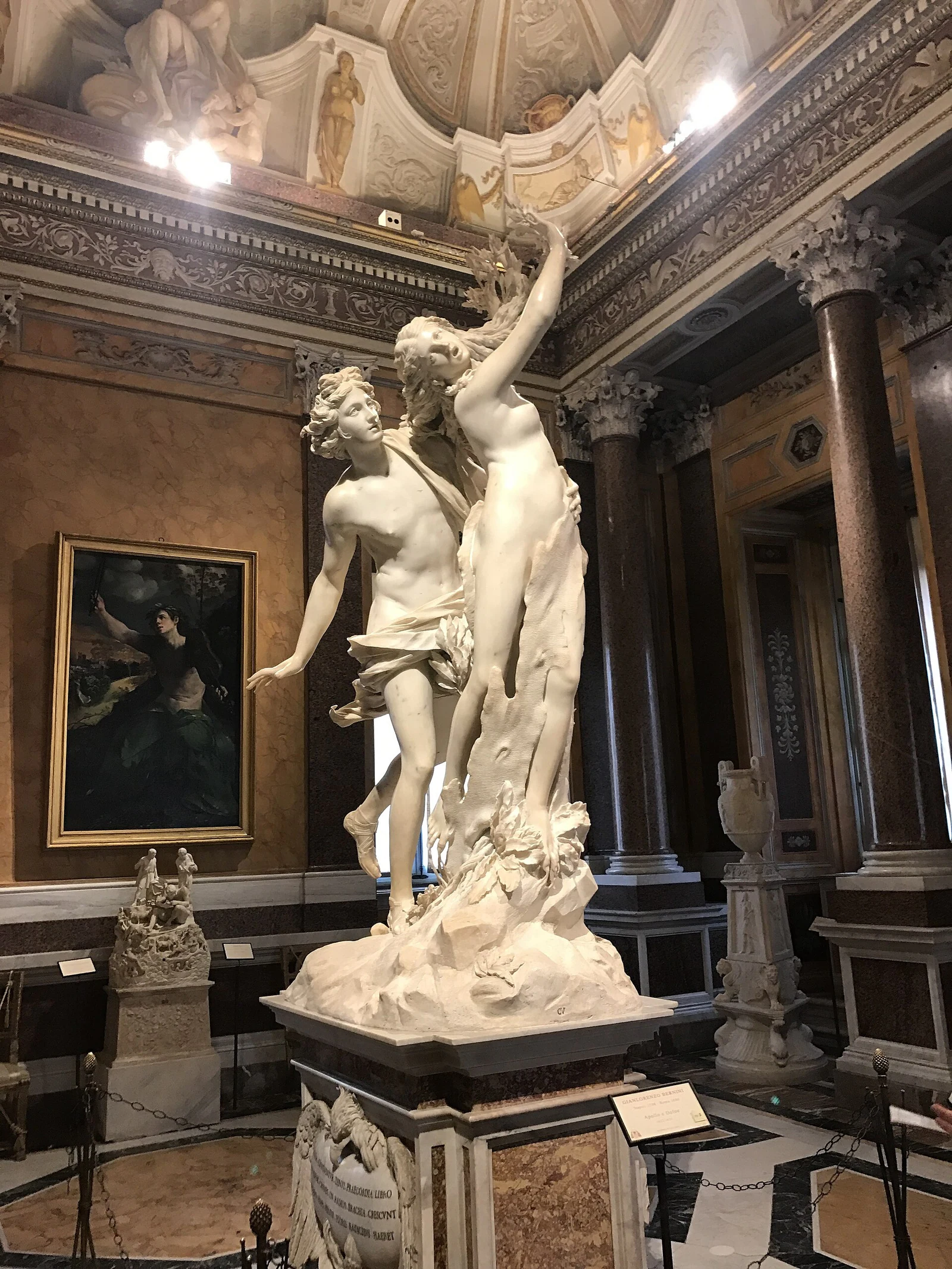 Apollo e Daphne, de Bernini. Repare sobretudo nas mãos de Daphne virando ramos e folhas e na sensação de movimento: é um