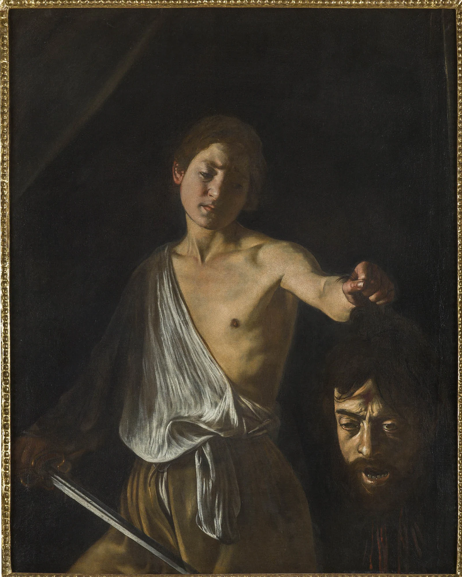 David com a Cabeça de Golias, de Caravaggio. A pintura é muito mais sombria do que as esculturas de Bernini; o contraste