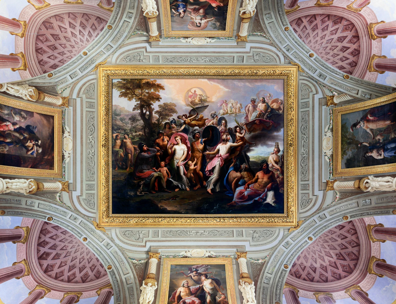 Um dos tetos decorados da galeria. Vale olhar para cima entre uma obra e outra: a própria villa é parte da experiência, 