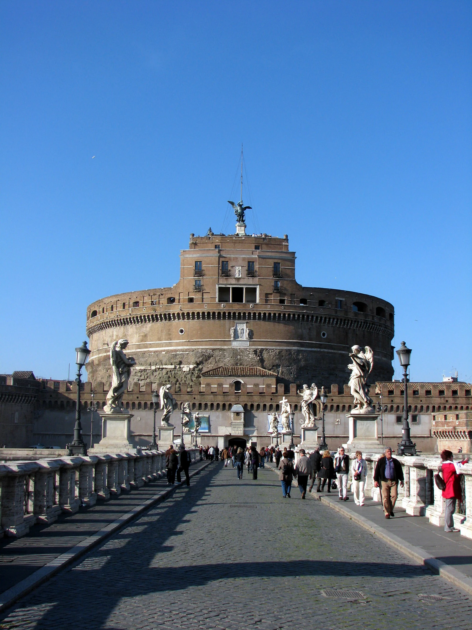 A chegada pelo Ponte Sant&rsquo;Angelo: essa é a vista mais útil para entender o conjunto inteiro antes de entrar, com a ponte