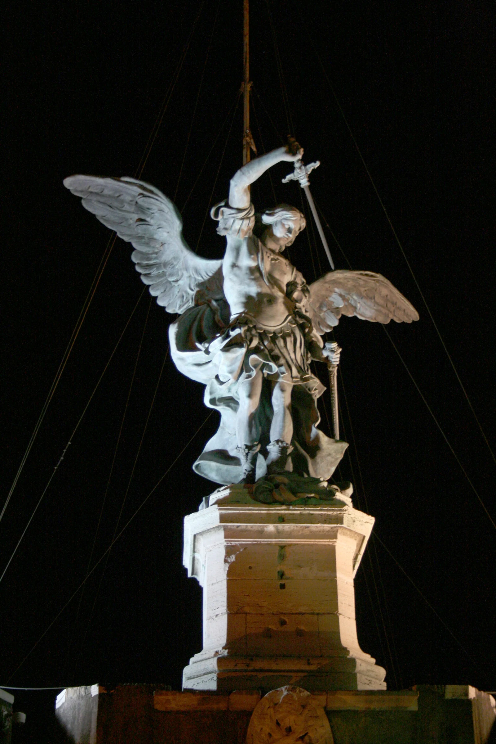 O Arcanjo Miguel no topo do castelo. Além de fechar a silhueta do monumento, ele está ligado à própria origem do nome Ca
