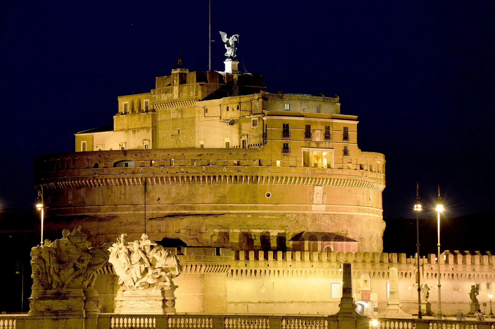 O castelo iluminado depois de escurecer. De noite ele perde um pouco a aparência de sítio arqueológico e ganha uma prese