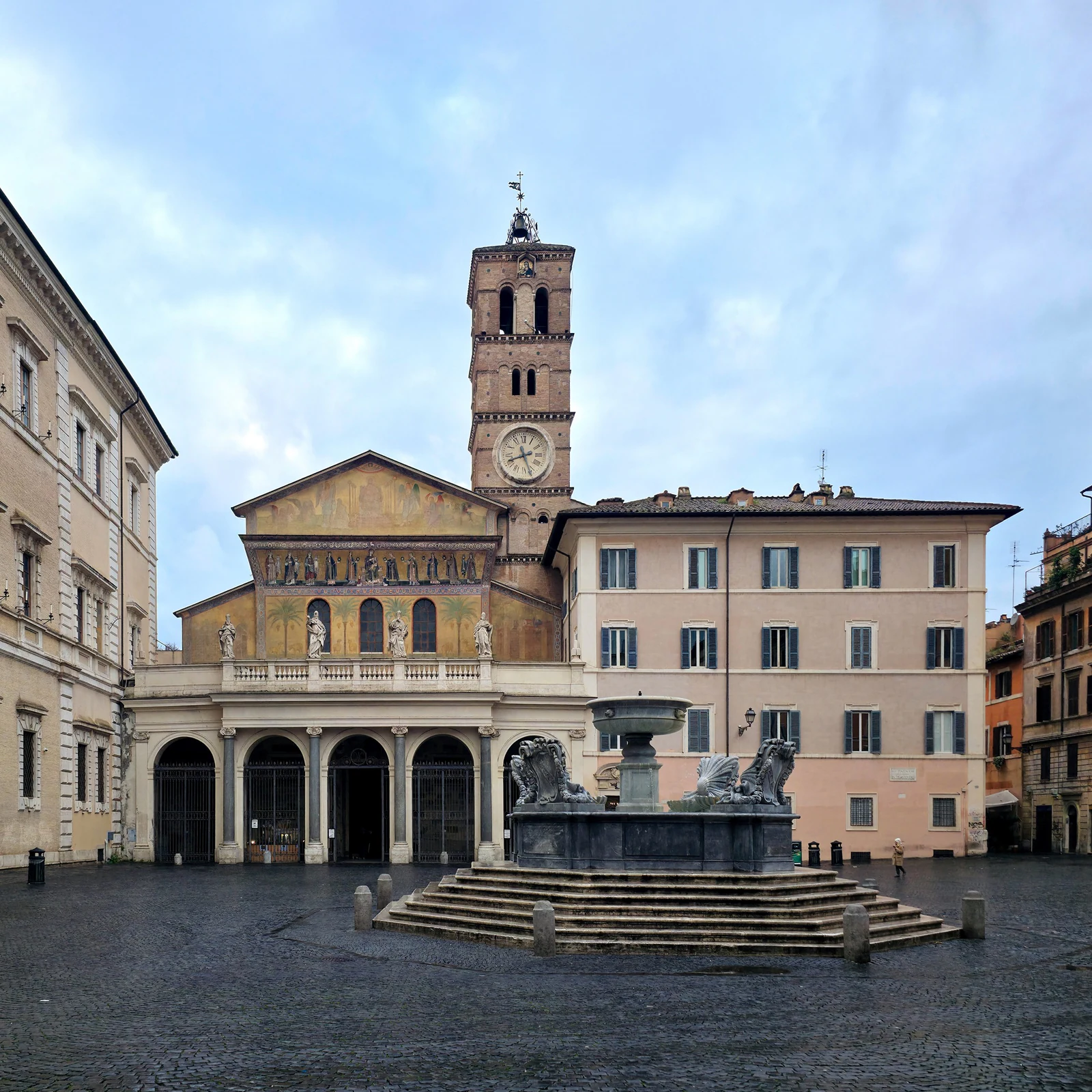 A fachada de Santa Maria in Trastevere com a fonte em primeiro plano. Esta é a melhor imagem para entender o coração do 