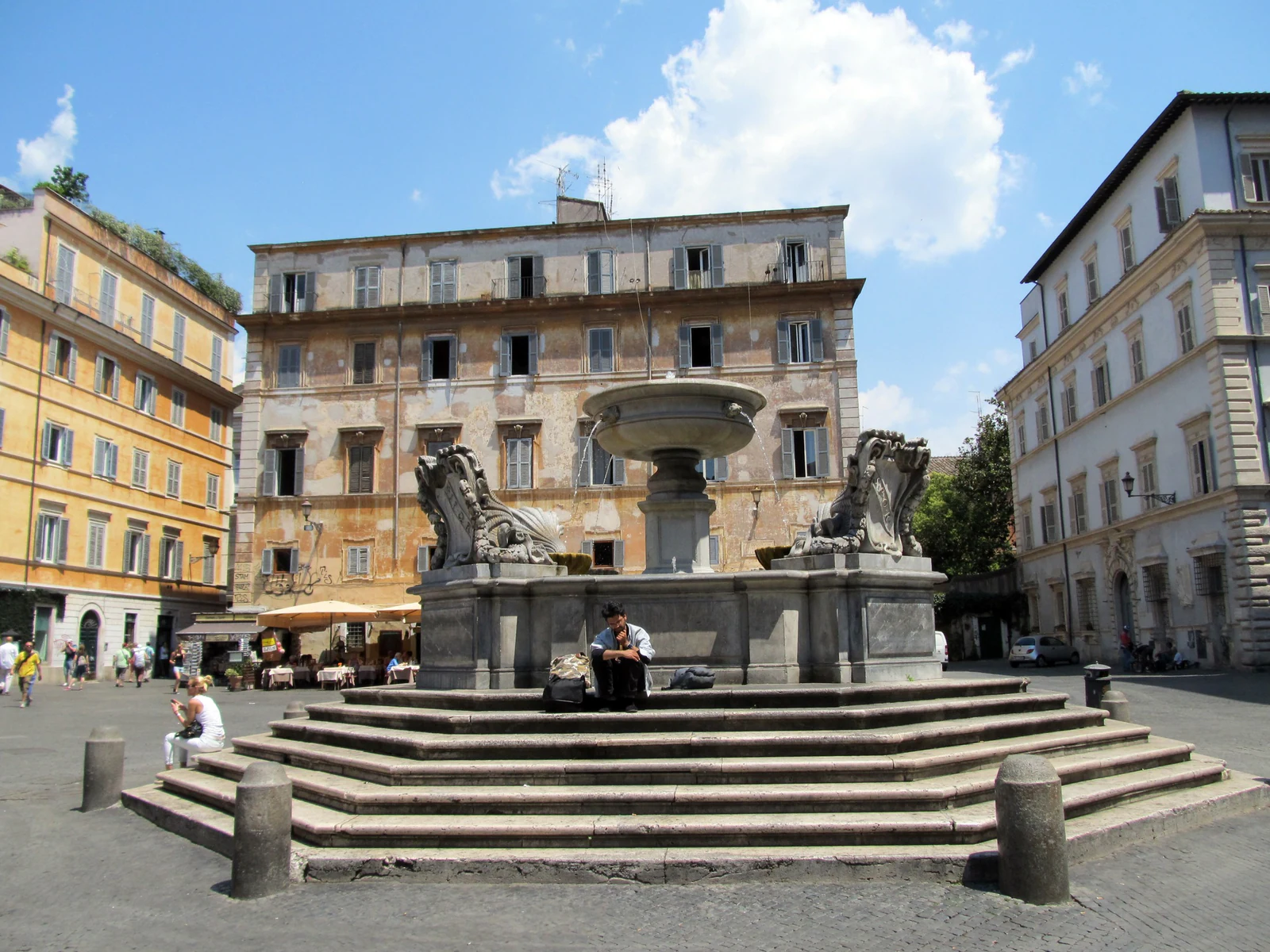 A fonte no centro da Piazza di Santa Maria in Trastevere. A praça é um ótimo ponto para desacelerar, sentar alguns minut
