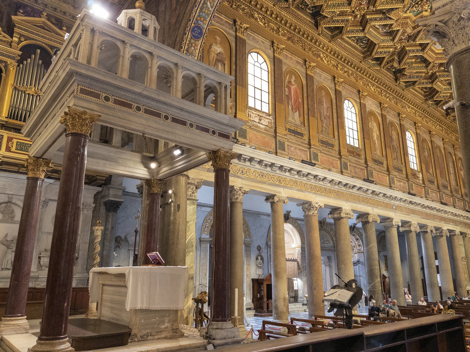 O interior da basílica mostra como o lugar é muito mais rico do que a fachada relativamente discreta sugere. Repare nas 