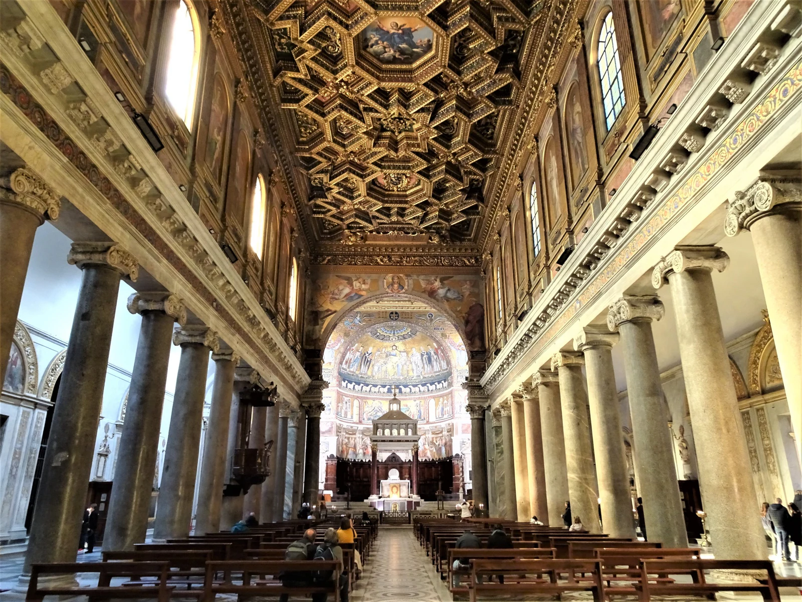 Vista axial da nave com o teto e a abside ao fundo. Esta foto ajuda a perceber a sequência inteira do espaço e por que v