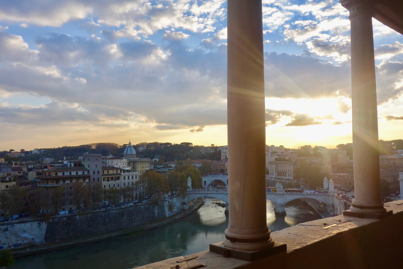 A luz do fim de tarde sobre Roma e o Tibre. O Gianicolo funciona especialmente bem perto do pôr do sol porque a cidade c