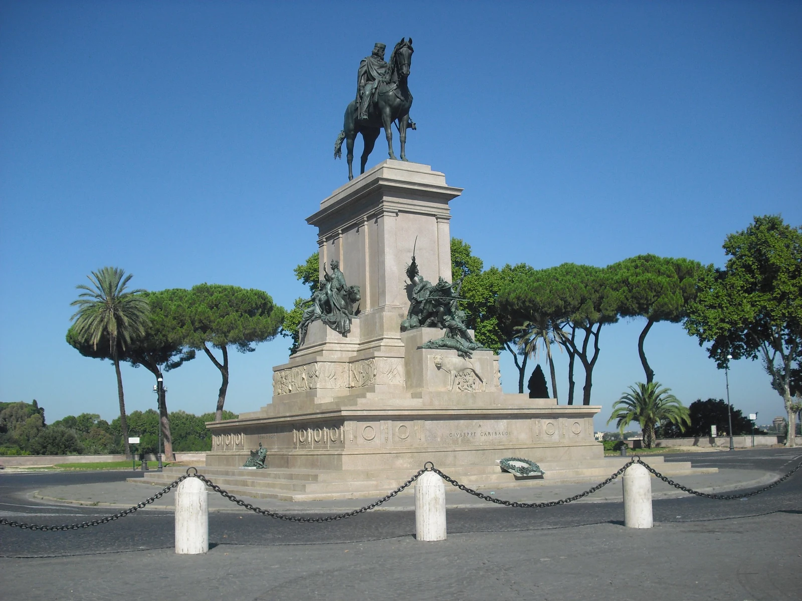 O monumento equestre a Giuseppe Garibaldi, no alto da colina. Ele lembra que o Gianicolo não é só um mirante: a área tam