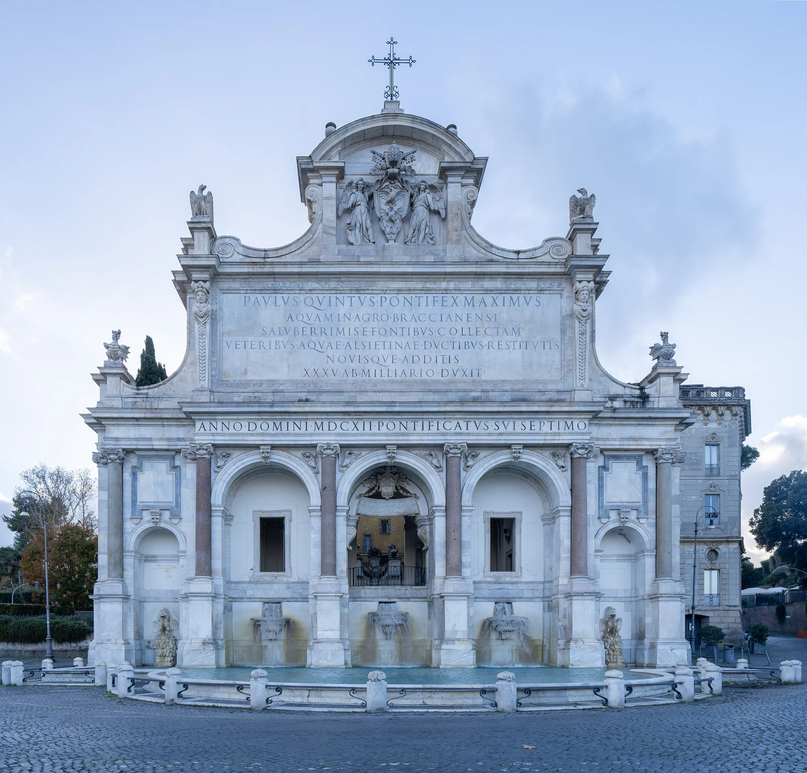 O Fontanone dell&rsquo;Acqua Paola, uma das grandes surpresas da subida. A fachada monumental celebra a reativação de um antig