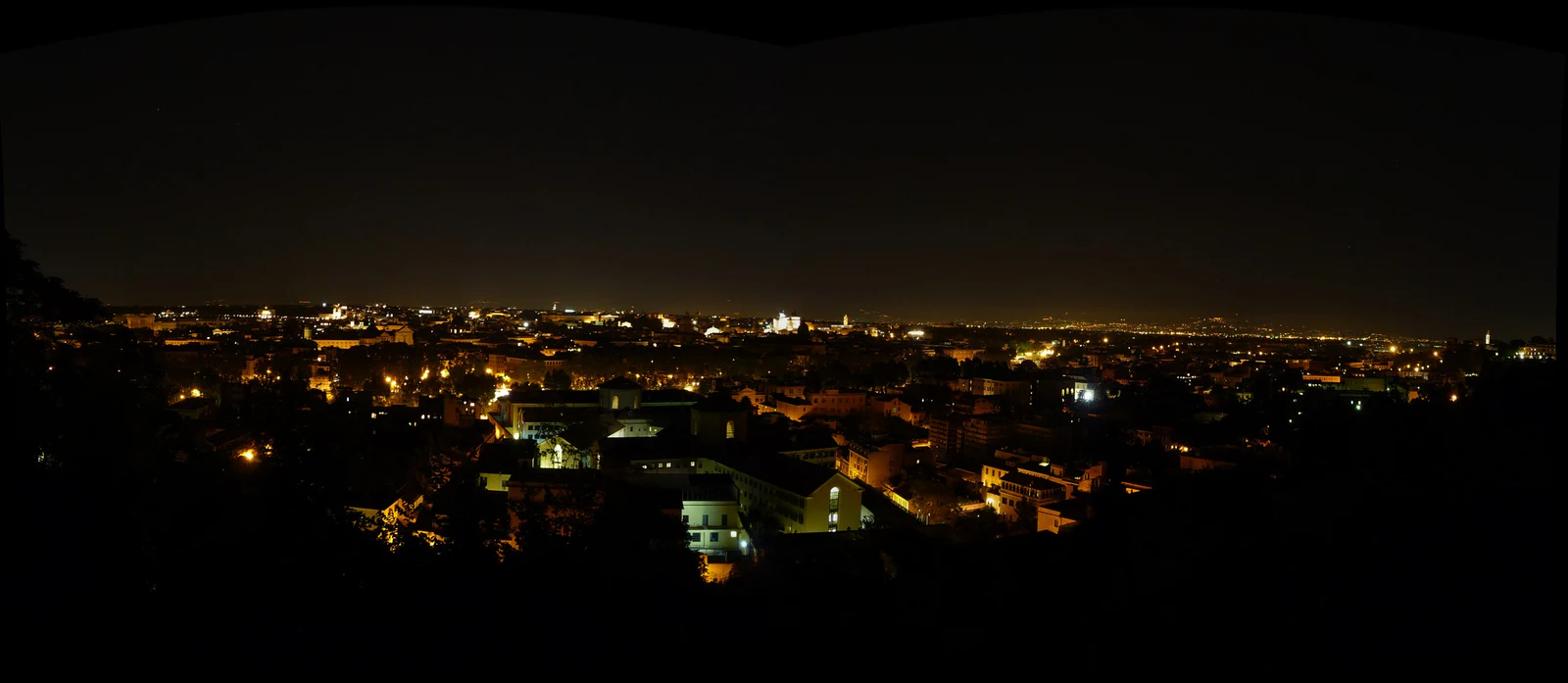 Roma vista do Gianicolo já à noite. Esta imagem é ótima para decidir se vocês querem ficar um pouco além do pôr do sol: 