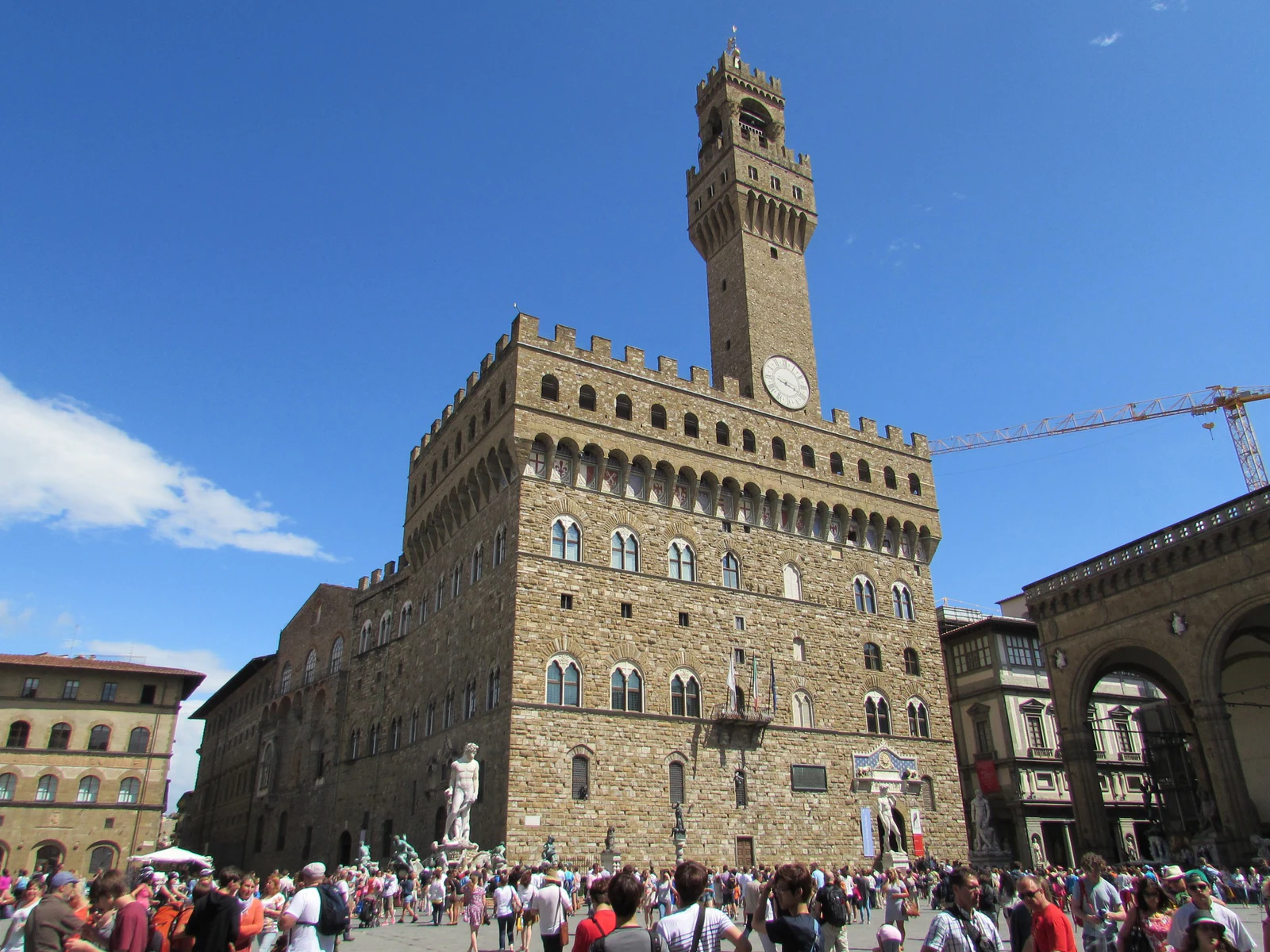 Palazzo Vecchio dominando a Piazza della Signoria durante o dia. Esta é a imagem-base para entender o lugar: o edifício 