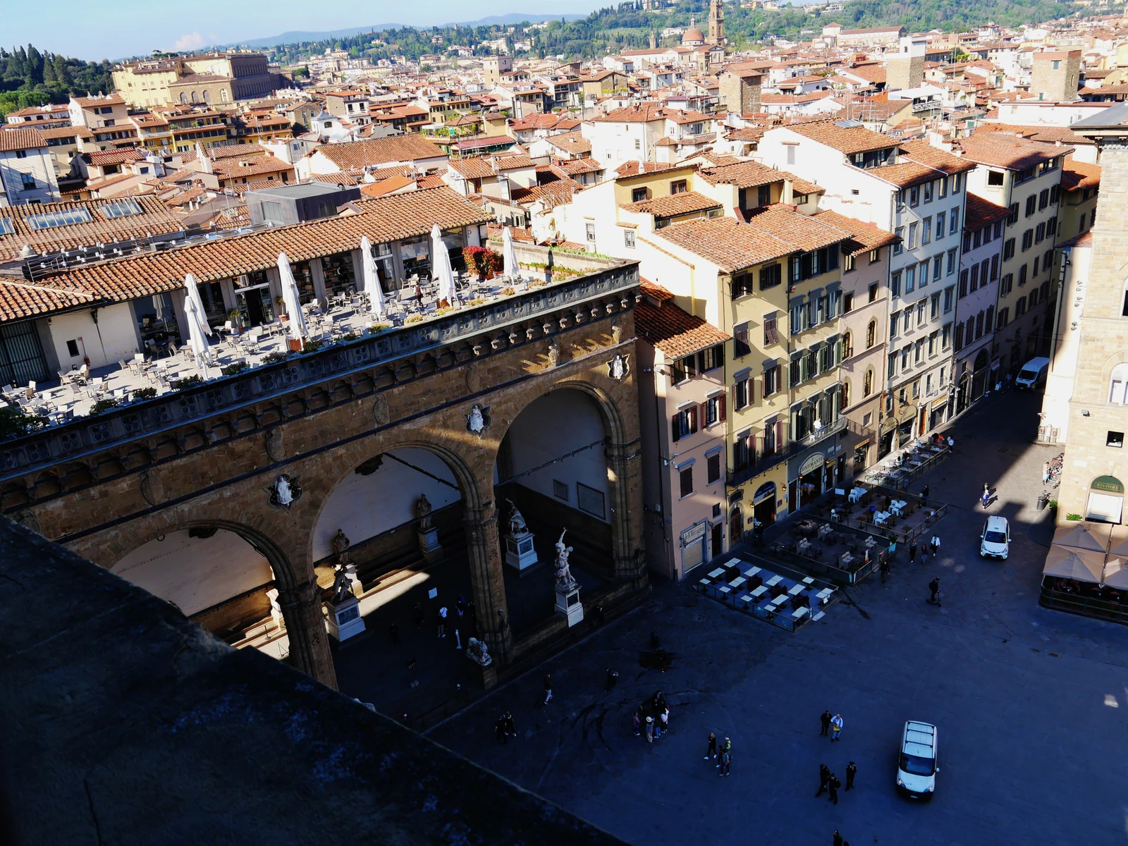 A praça vista de cima, a partir do Palazzo Vecchio. Esse ângulo muda completamente a leitura do lugar: fica fácil perceb