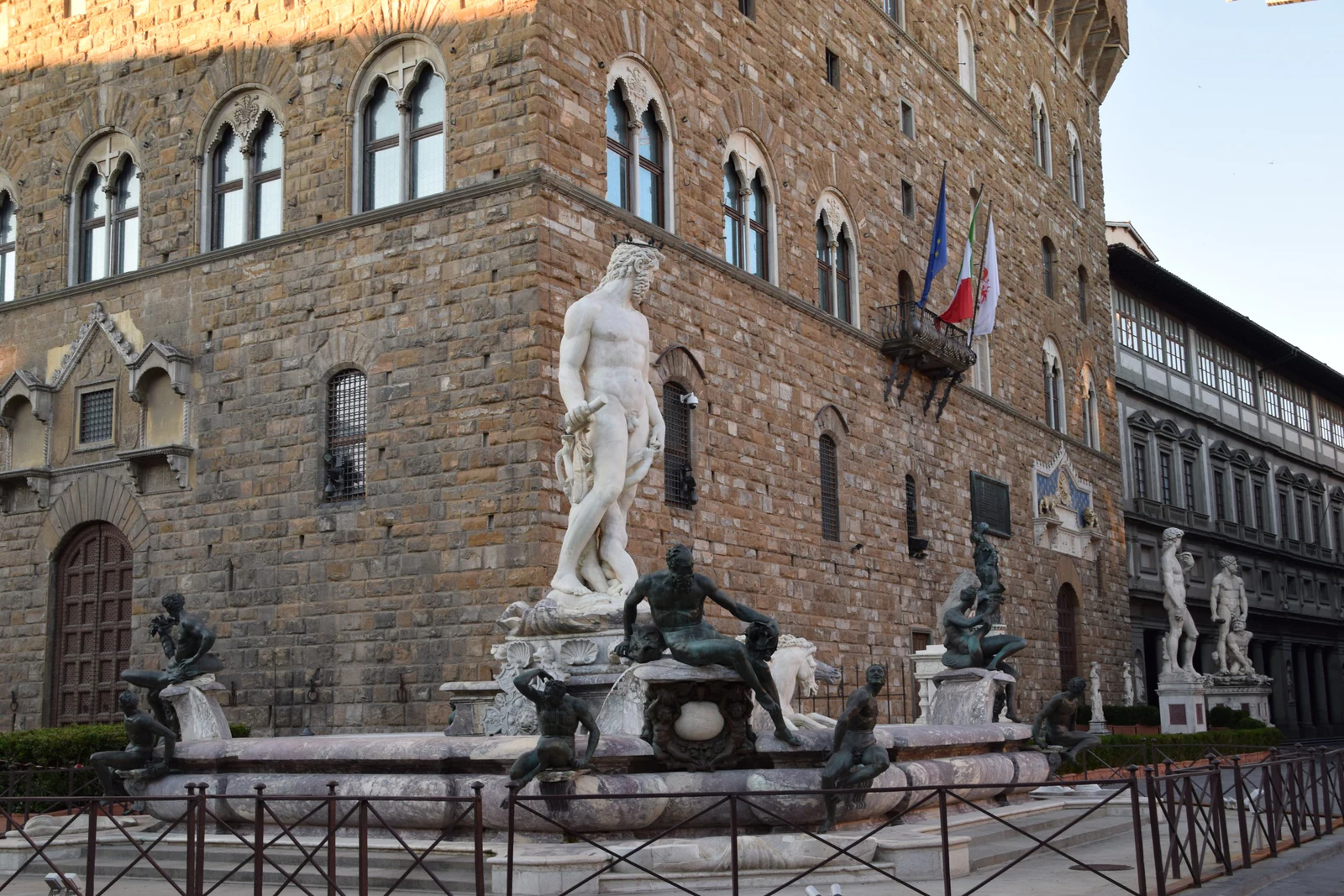 A Fontana del Nettuno, de Ammannati. Vale reparar nela como peça política além de decorativa: o programa escultórico da 