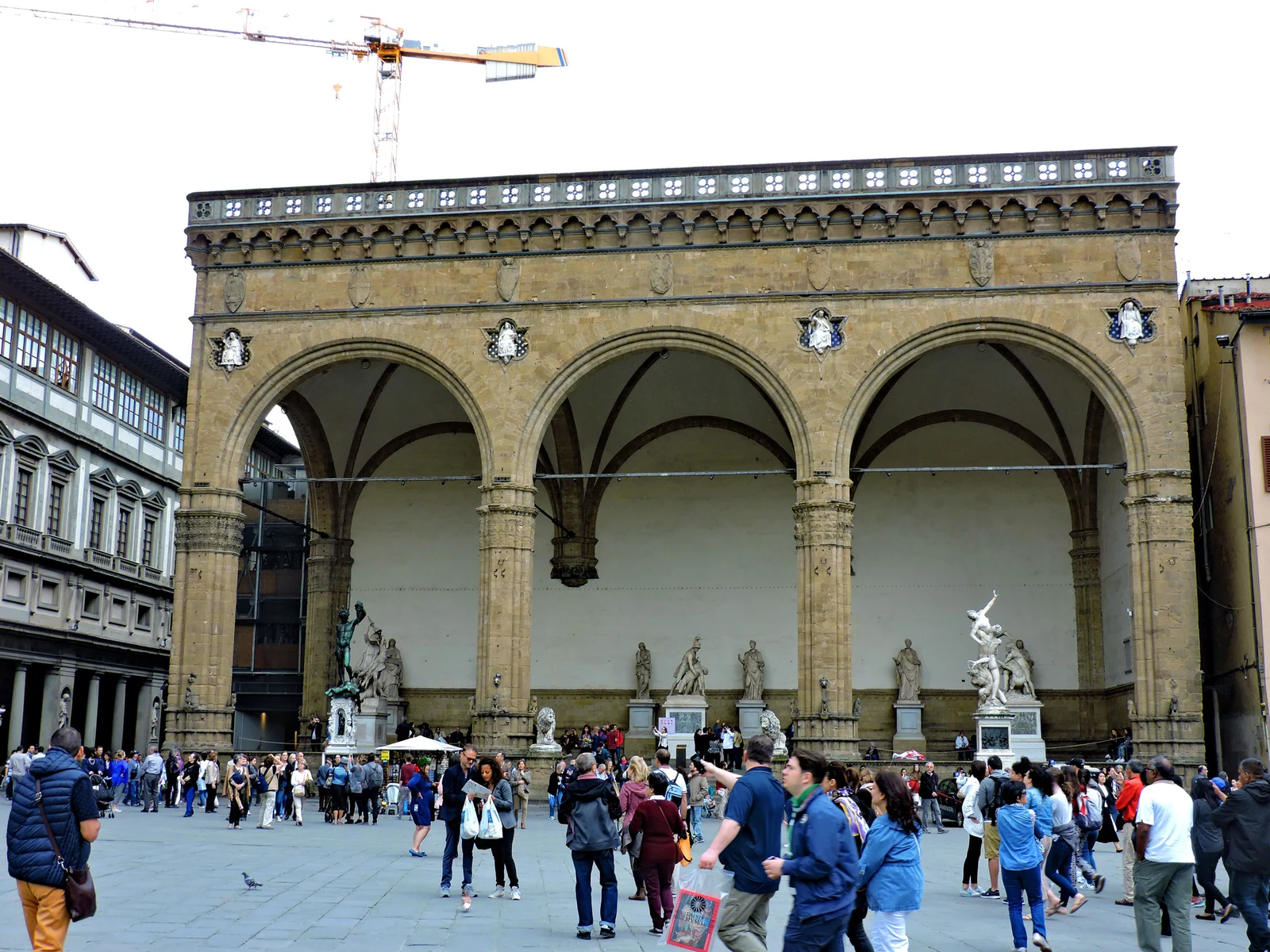A Loggia dei Lanzi inteira. Pense nela quase como um museu de escultura aberto para a rua: vocês podem circular sob os a