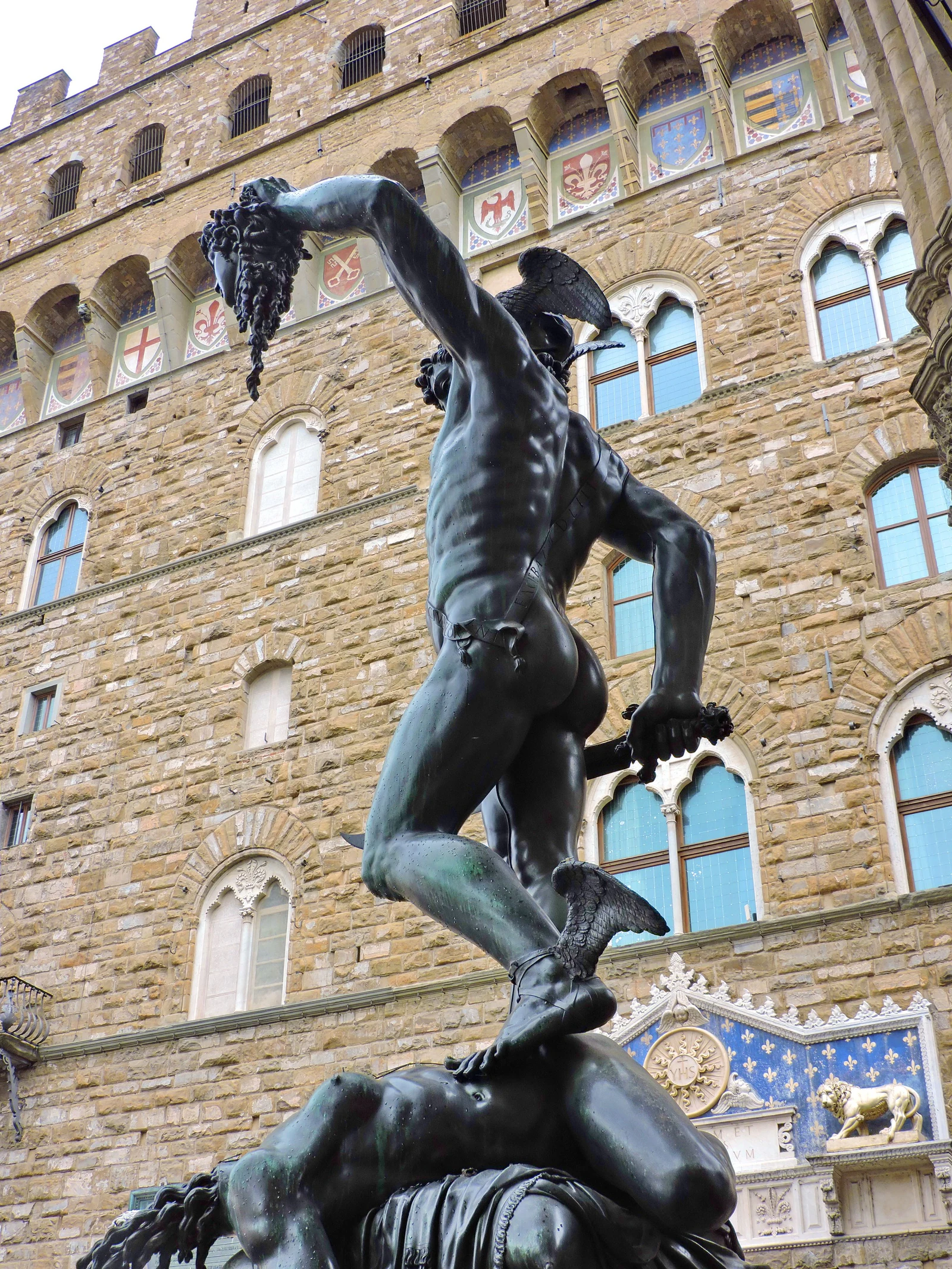 Perseu com a cabeça de Medusa, de Benvenuto Cellini. É uma das obras que mais vale procurar na Loggia: bronze, violência