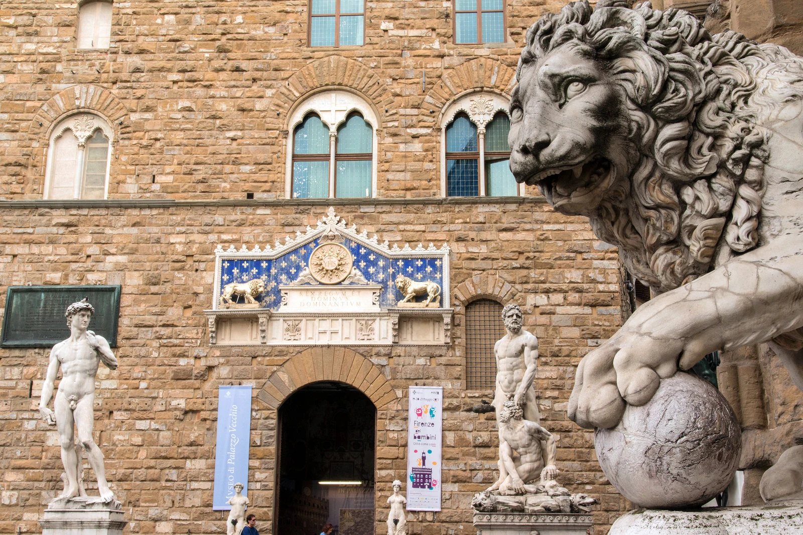 A réplica do David diante da entrada do Palazzo Vecchio, acompanhada por outras esculturas. O original de Michelangelo f