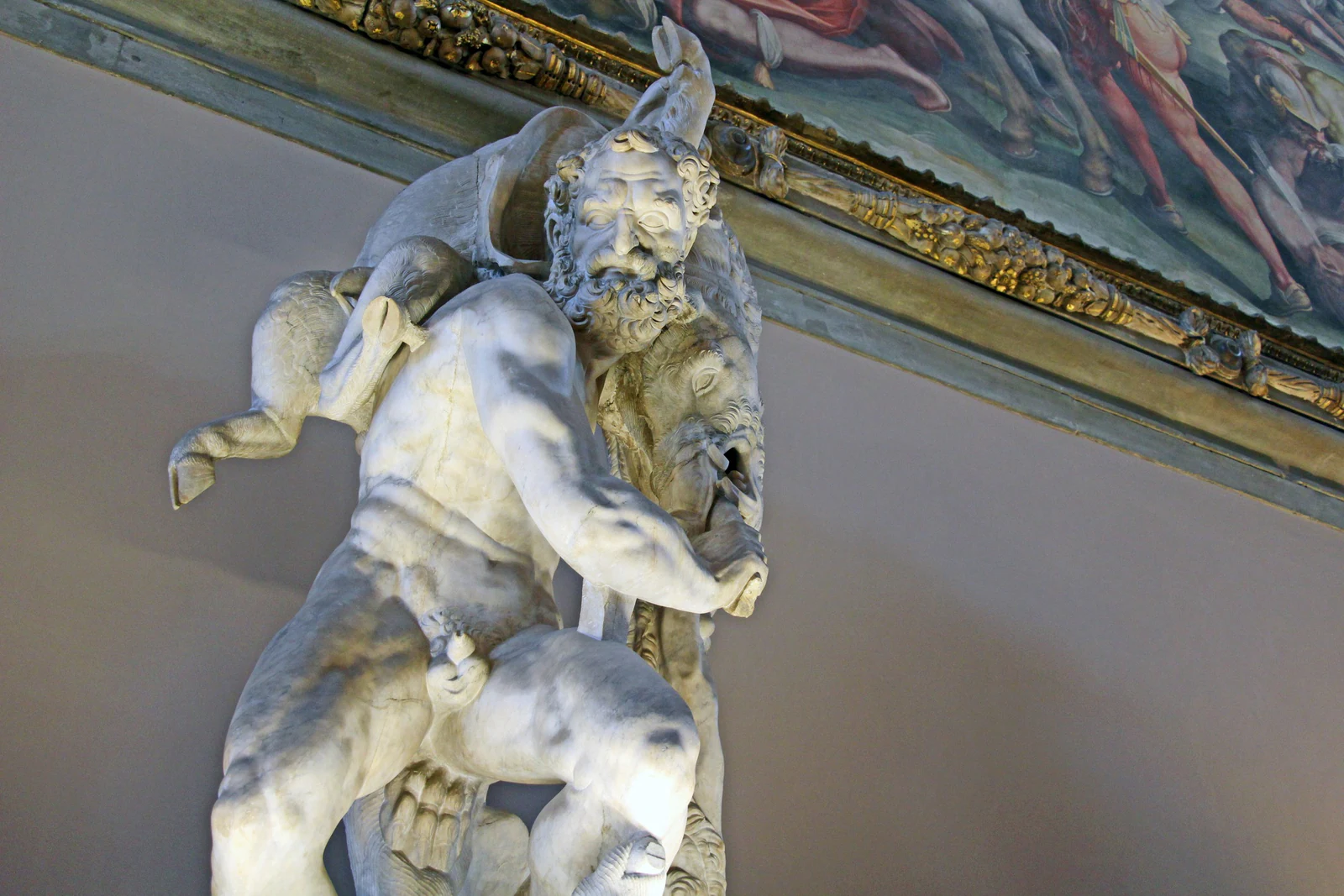 O Salone dei Cinquecento, dentro do Palazzo Vecchio. A escala monumental deixa claro que o palácio não é só fachada: o i