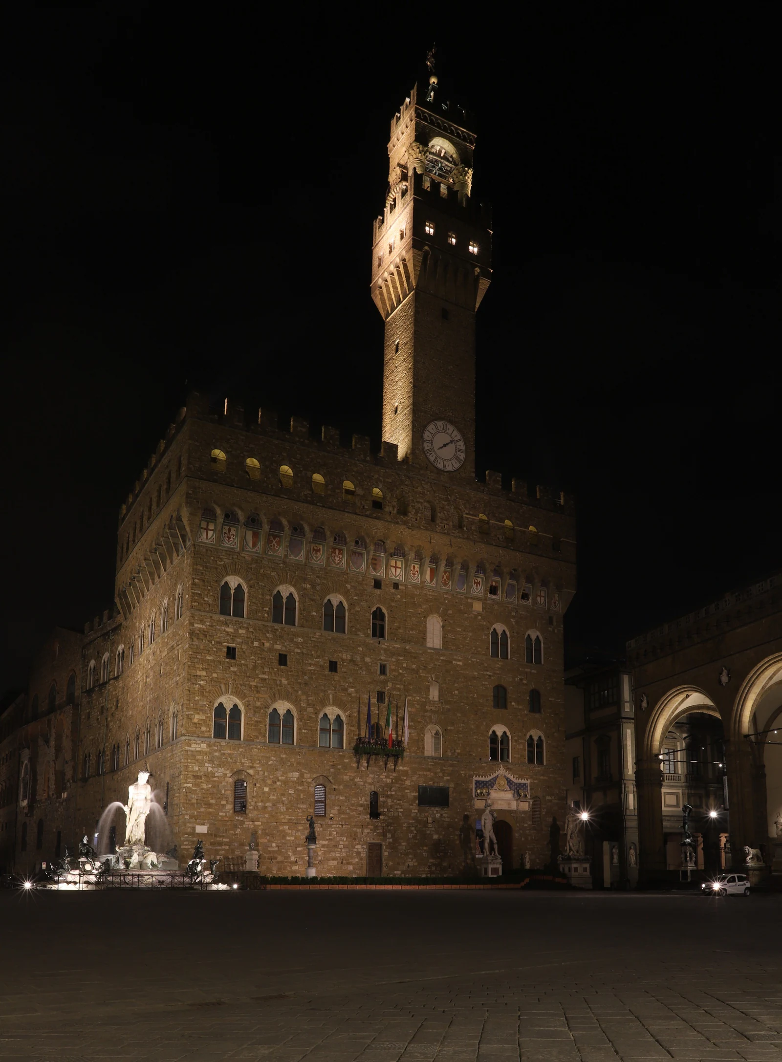 Palazzo Vecchio e a praça à noite. Vale voltar a olhar para o conjunto depois de escurecer: com menos estímulo visual e 