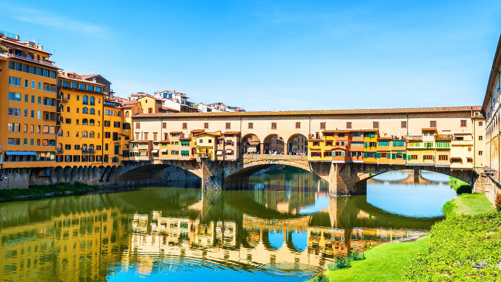 A Ponte Vecchio vista inteira a partir da margem do Arno. Esta é a imagem mais útil para guardar o desenho básico da pon