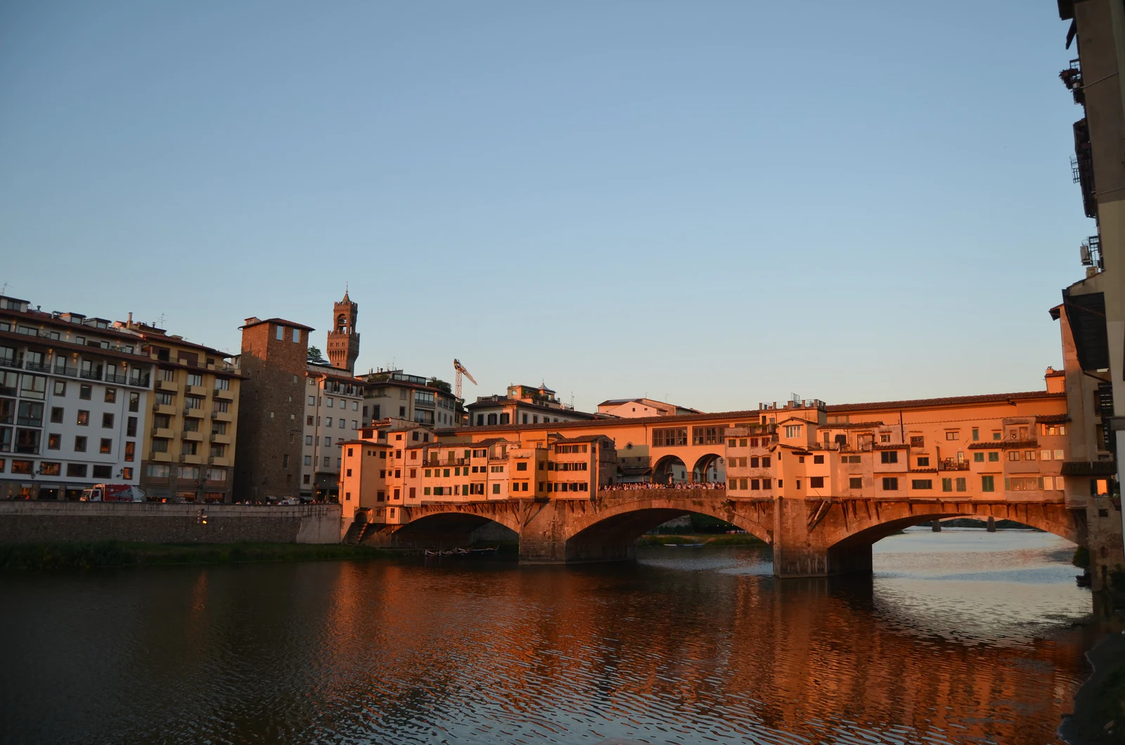 A ponte no fim da tarde, quando a pedra e as fachadas recebem luz quente. Esse é um dos momentos em que a Ponte Vecchio 