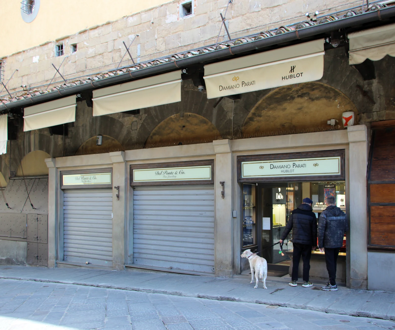 As botteghe da própria ponte. Hoje a Ponte Vecchio é fortemente associada a joalherias e ourivesaria; esta imagem mostra