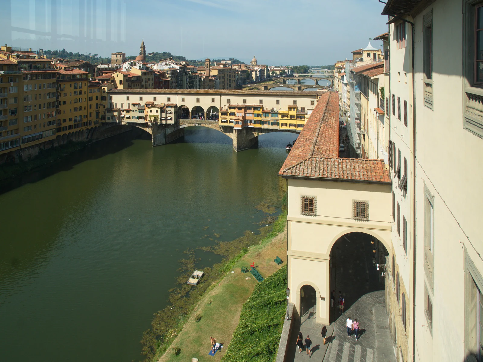 O Corridoio Vasariano visto a partir da região dos Uffizi. A foto ajuda a entender a lógica do corredor: uma passagem el