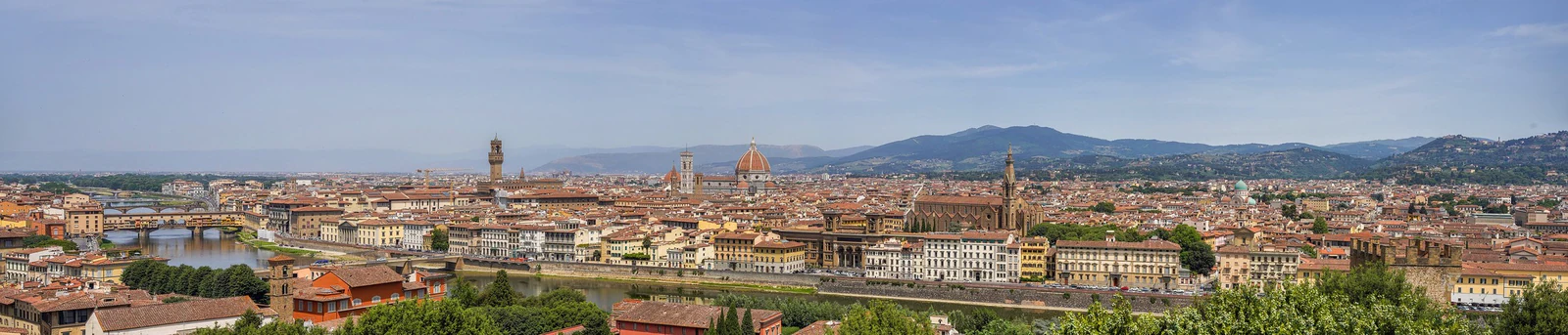 Panorama amplo de Florença durante o dia. Esta é a imagem mais útil para entender o motivo do mirante: daqui o centro hi