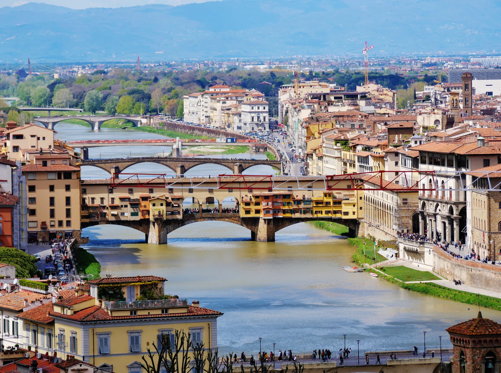 Ponte Vecchio vista do alto, com o Arno puxando o olhar pela cidade. É um enquadramento completamente diferente do que v