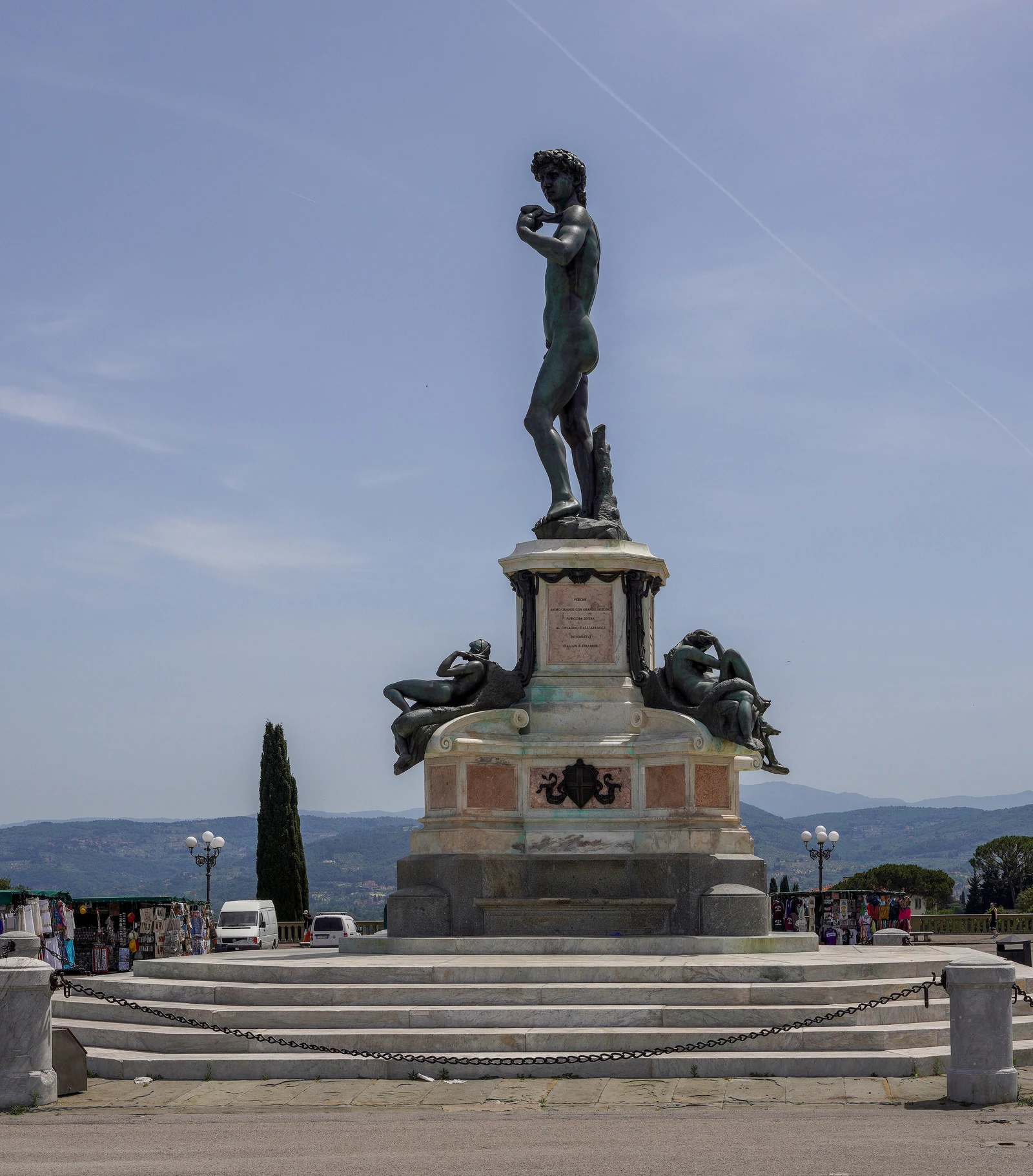 A réplica em bronze do David no centro do Piazzale Michelangelo. Ela é parte do projeto do próprio mirante e funciona co
